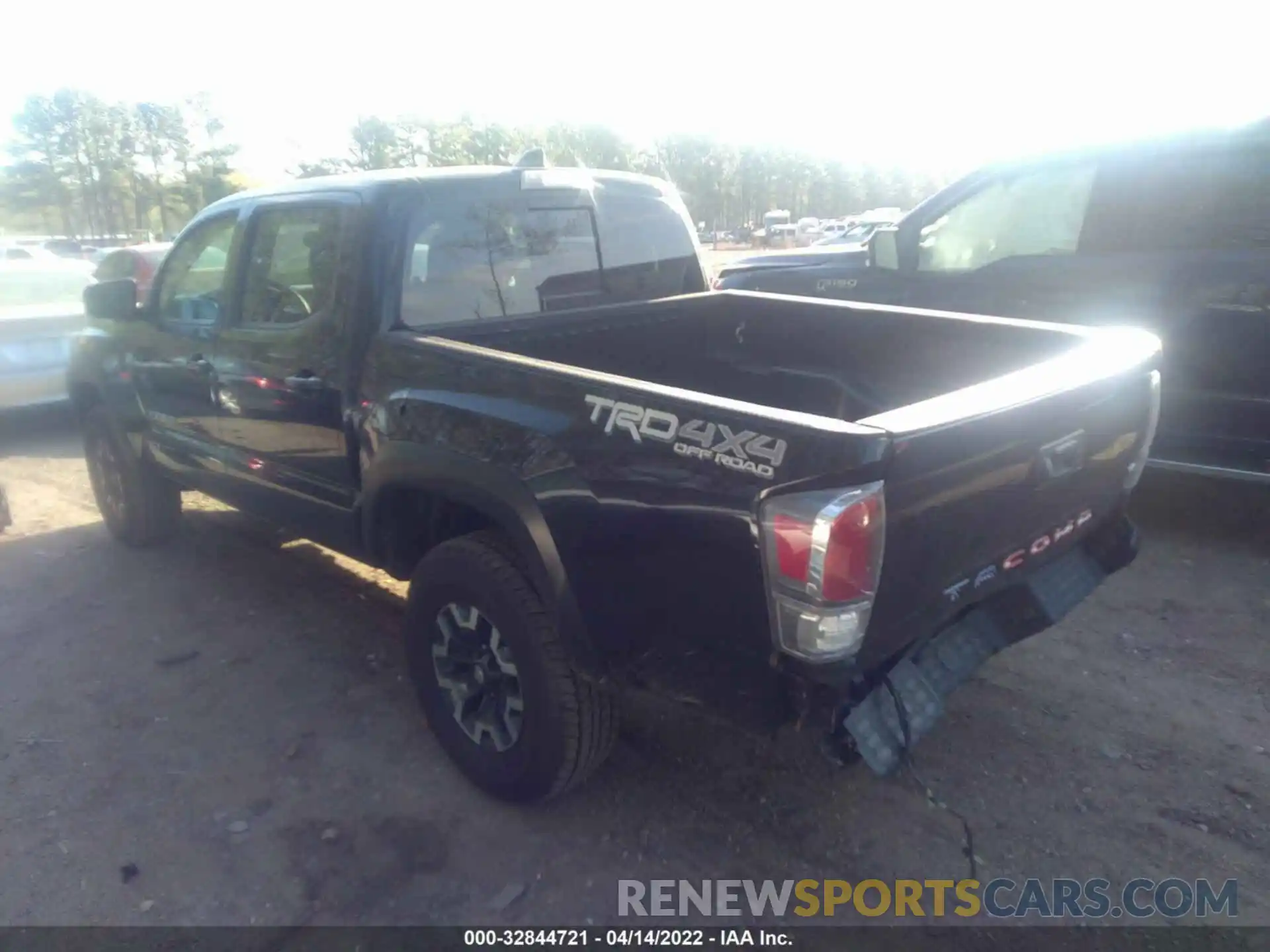 3 Фотография поврежденного автомобиля 5TFCZ5AN7LX230897 TOYOTA TACOMA 4WD 2020