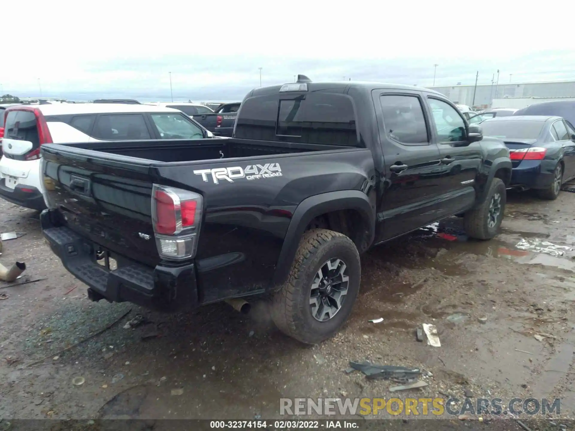 4 Photograph of a damaged car 5TFCZ5AN7LX231094 TOYOTA TACOMA 4WD 2020