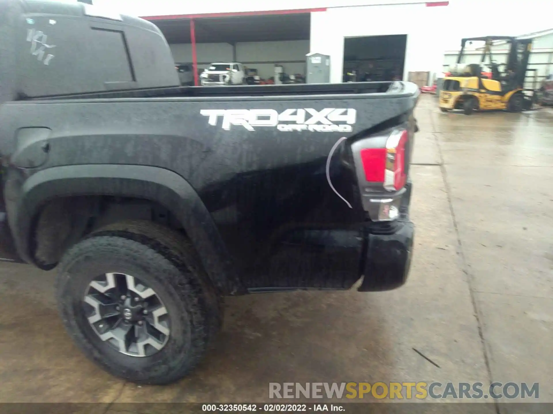 6 Photograph of a damaged car 5TFCZ5AN8LX230584 TOYOTA TACOMA 4WD 2020