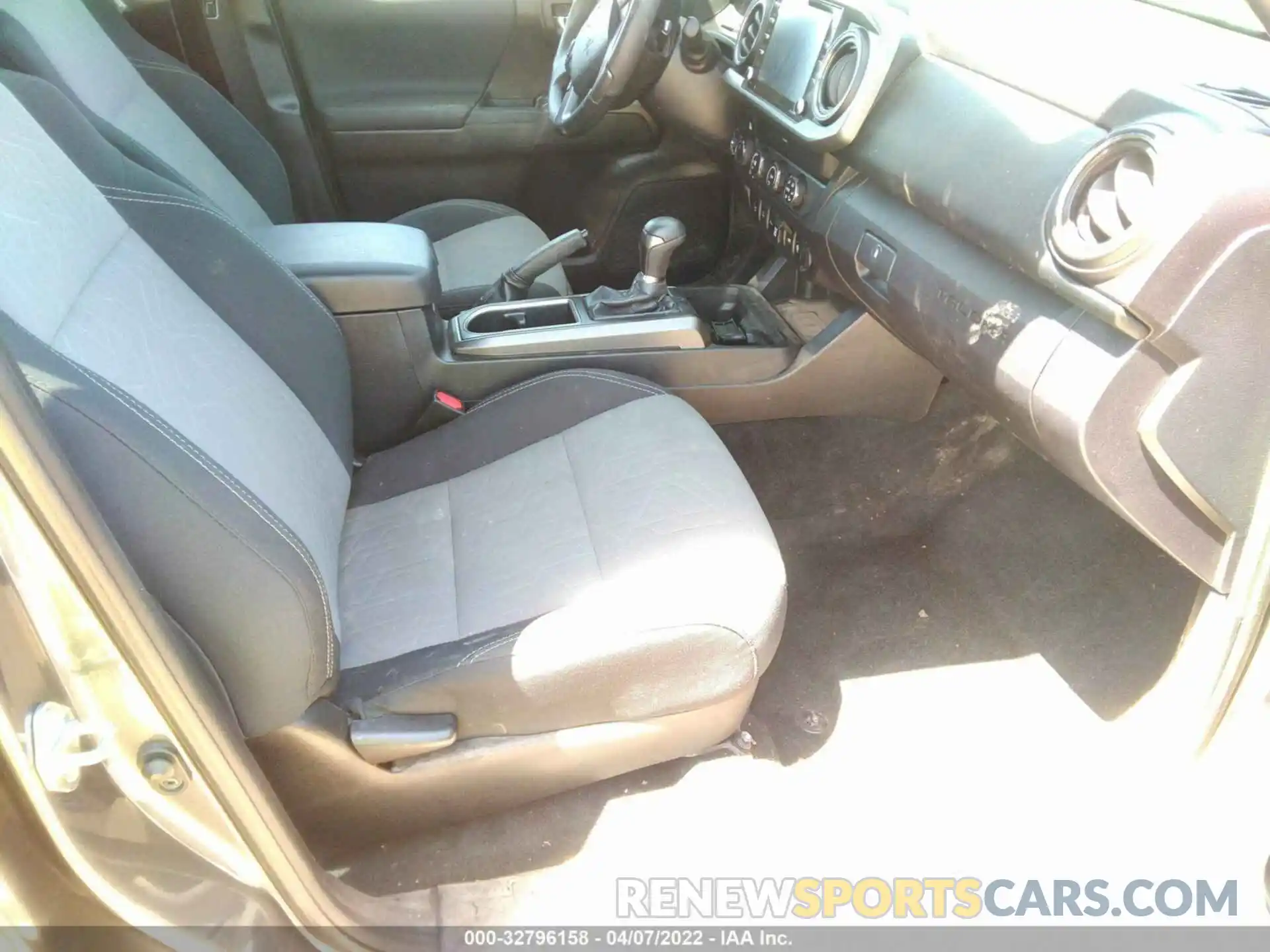 5 Photograph of a damaged car 5TFCZ5AN8LX230911 TOYOTA TACOMA 4WD 2020