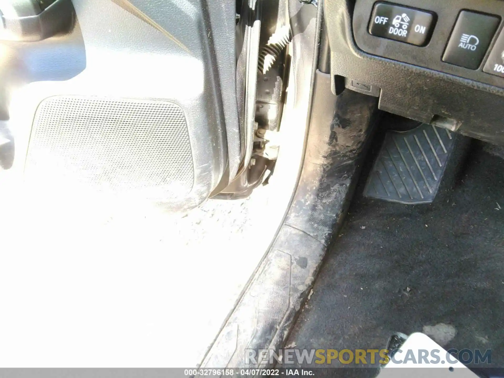 6 Photograph of a damaged car 5TFCZ5AN8LX230911 TOYOTA TACOMA 4WD 2020