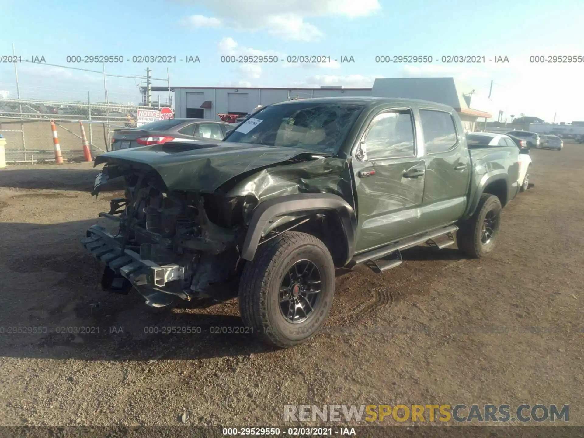 2 Фотография поврежденного автомобиля 5TFCZ5ANXLX214418 TOYOTA TACOMA 4WD 2020