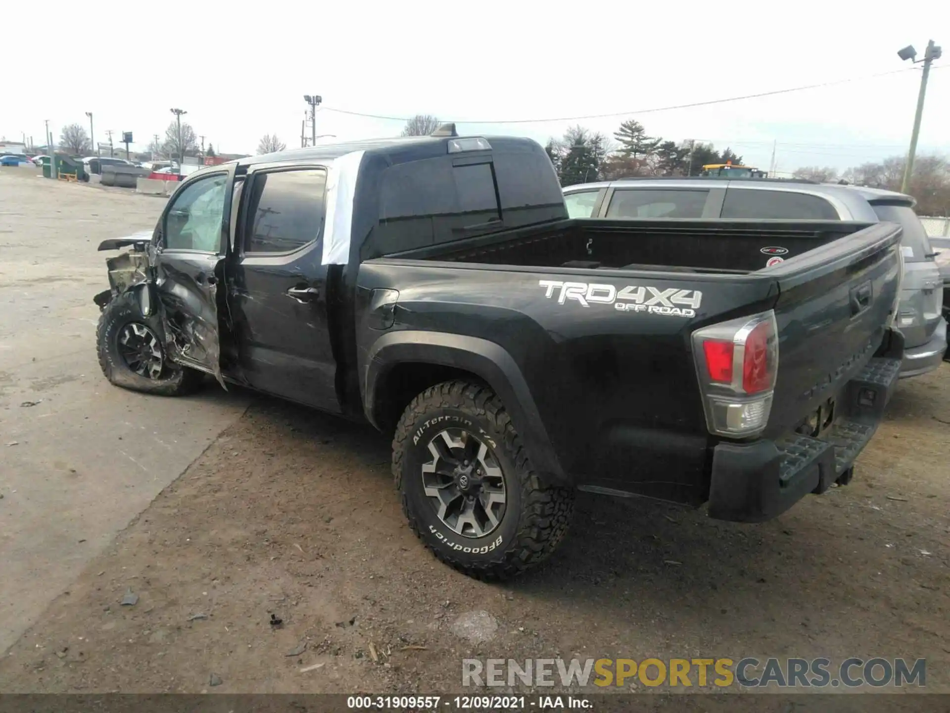 3 Фотография поврежденного автомобиля 5TFCZ5ANXLX223099 TOYOTA TACOMA 4WD 2020