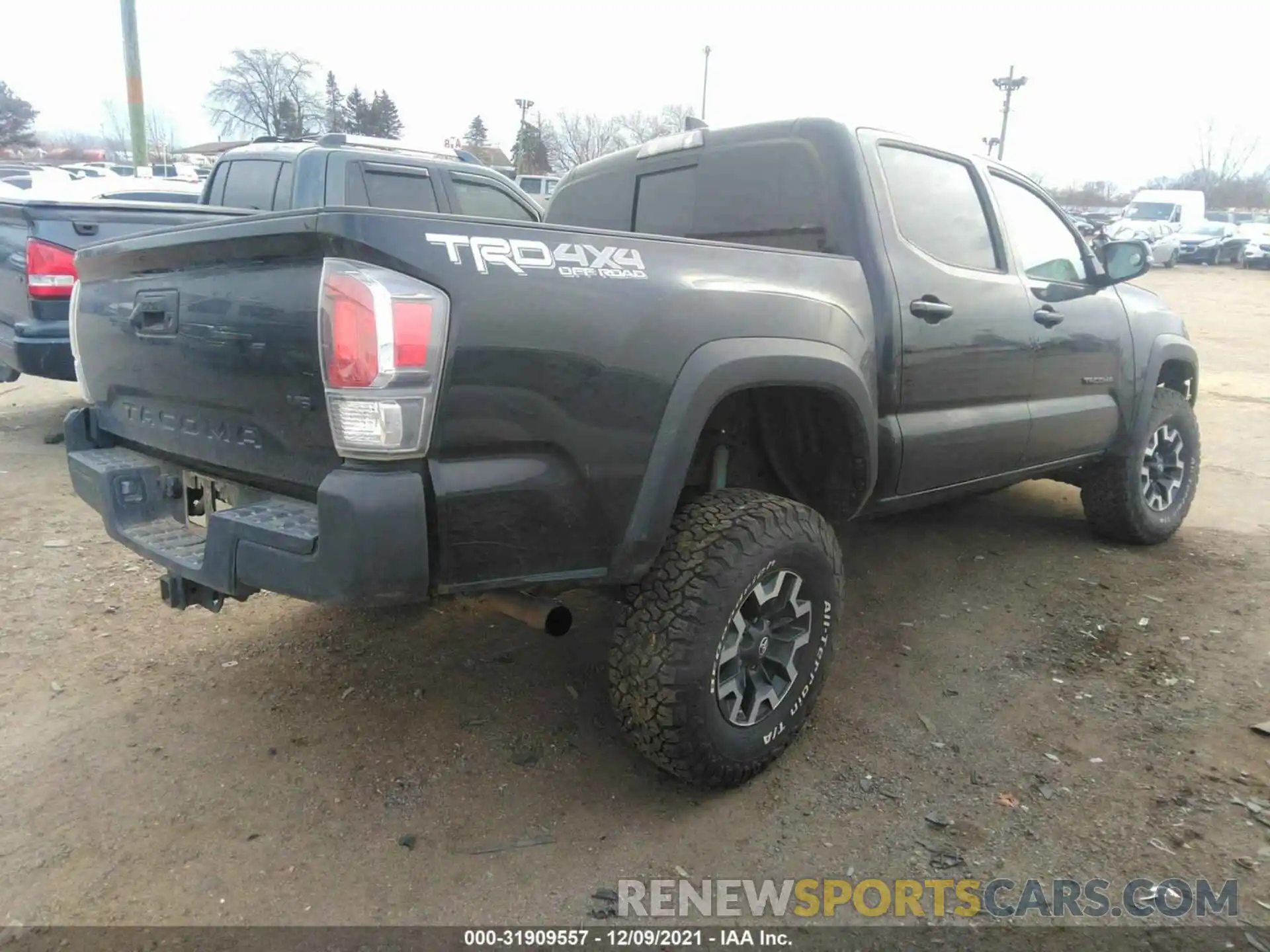 4 Фотография поврежденного автомобиля 5TFCZ5ANXLX223099 TOYOTA TACOMA 4WD 2020