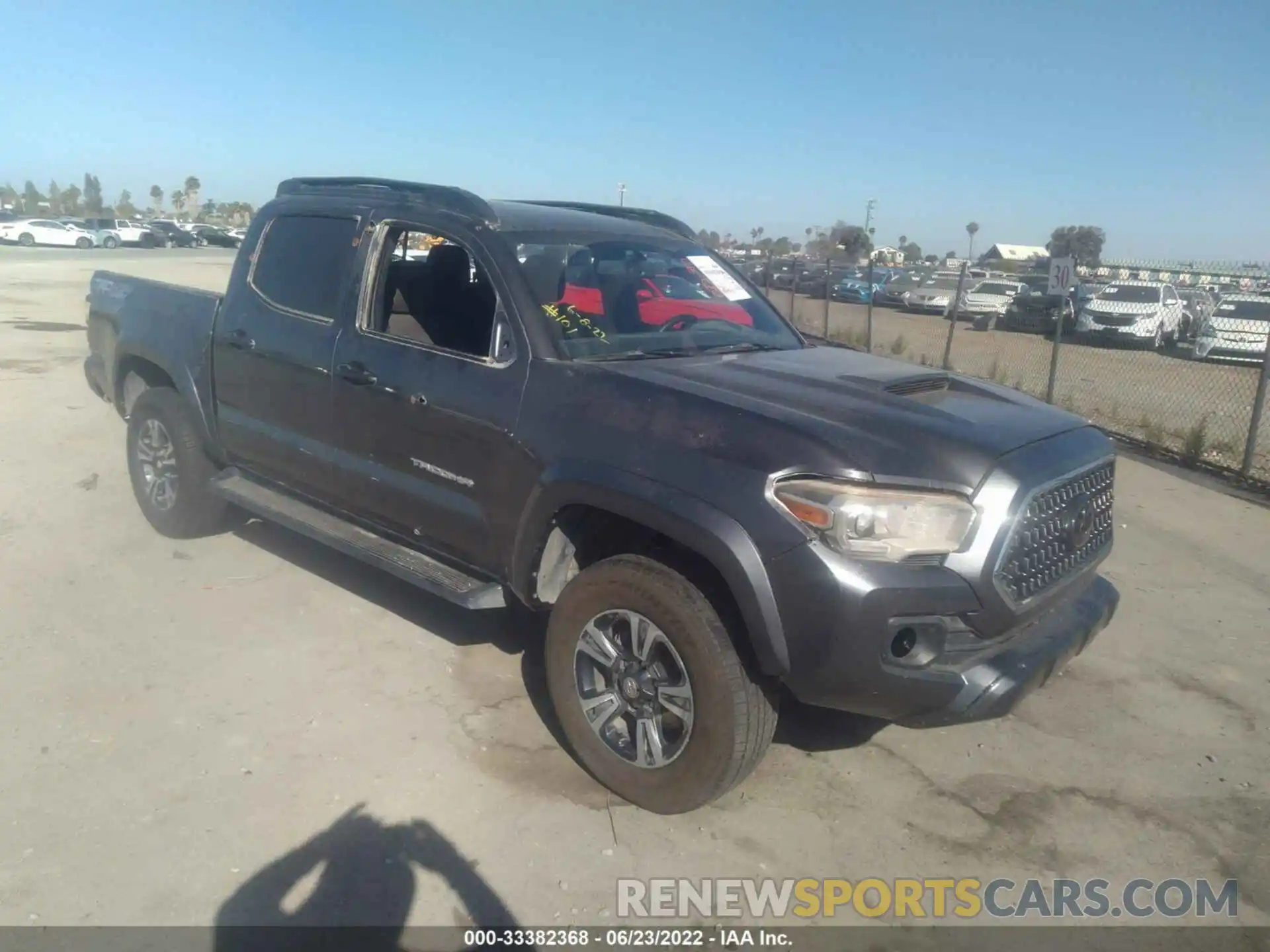 1 Фотография поврежденного автомобиля 5TFCZ5ANXLX230795 TOYOTA TACOMA 4WD 2020