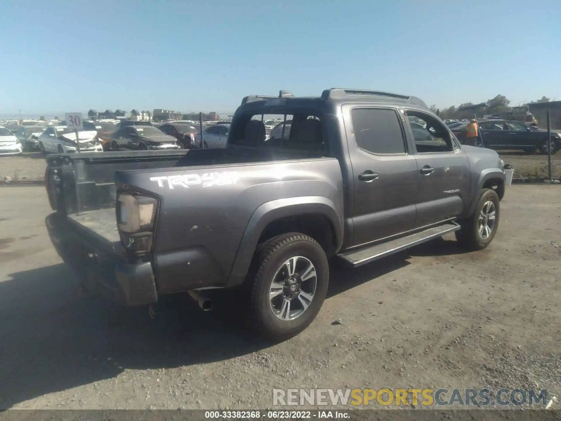 4 Фотография поврежденного автомобиля 5TFCZ5ANXLX230795 TOYOTA TACOMA 4WD 2020