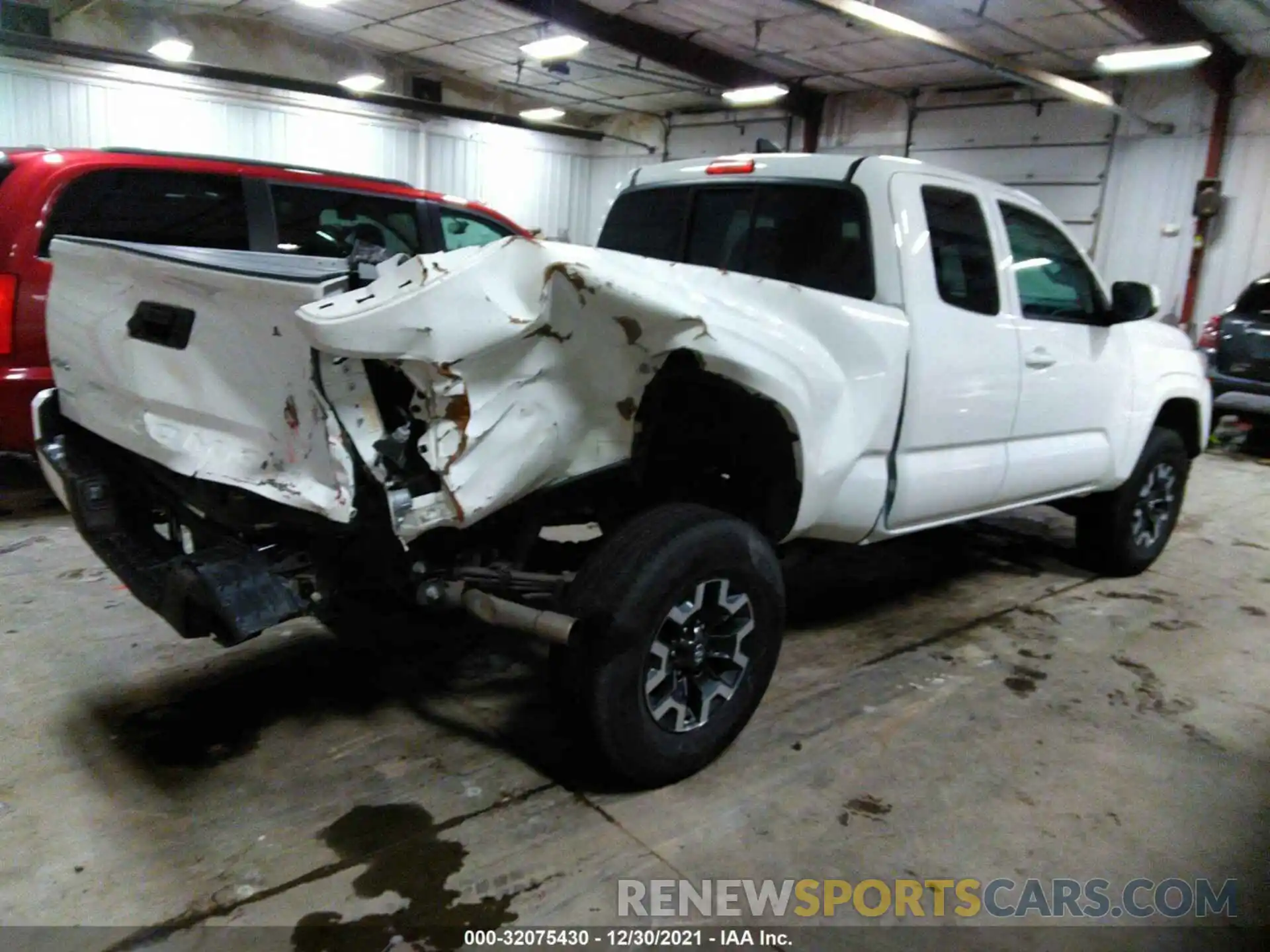 4 Photograph of a damaged car 5TFSX5EN9LX072901 TOYOTA TACOMA 4WD 2020