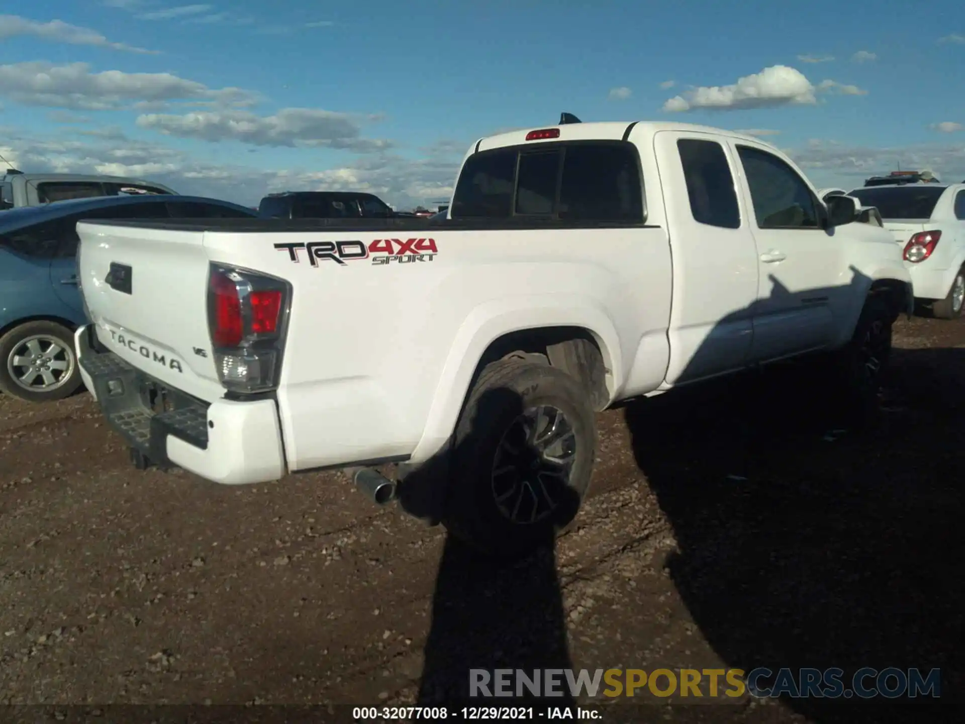 4 Photograph of a damaged car 5TFSZ5AN1LX215260 TOYOTA TACOMA 4WD 2020