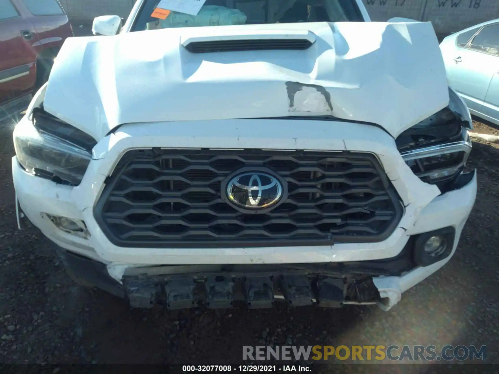 6 Photograph of a damaged car 5TFSZ5AN1LX215260 TOYOTA TACOMA 4WD 2020