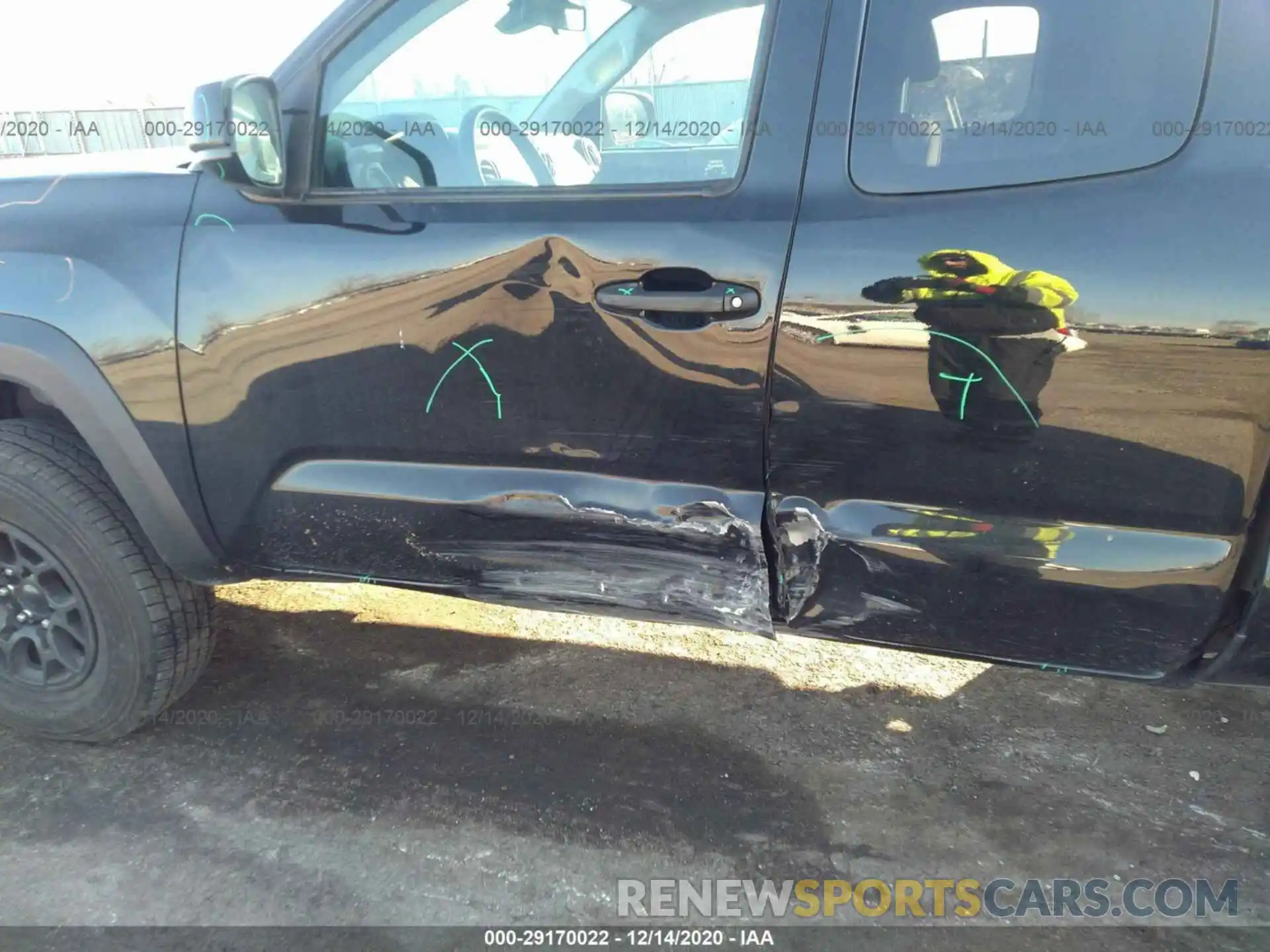 6 Photograph of a damaged car 5TFSZ5AN1LX217123 TOYOTA TACOMA 4WD 2020