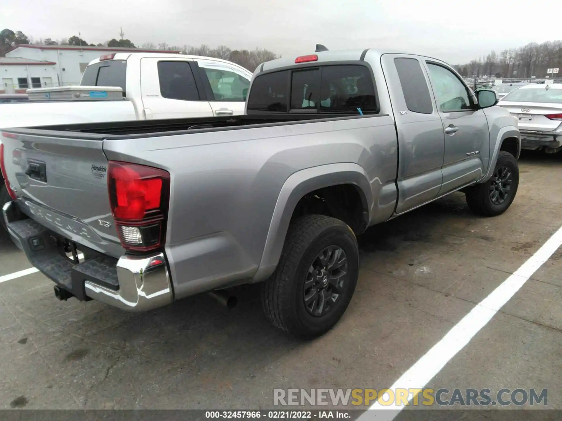 4 Photograph of a damaged car 5TFSZ5AN2LX225165 TOYOTA TACOMA 4WD 2020