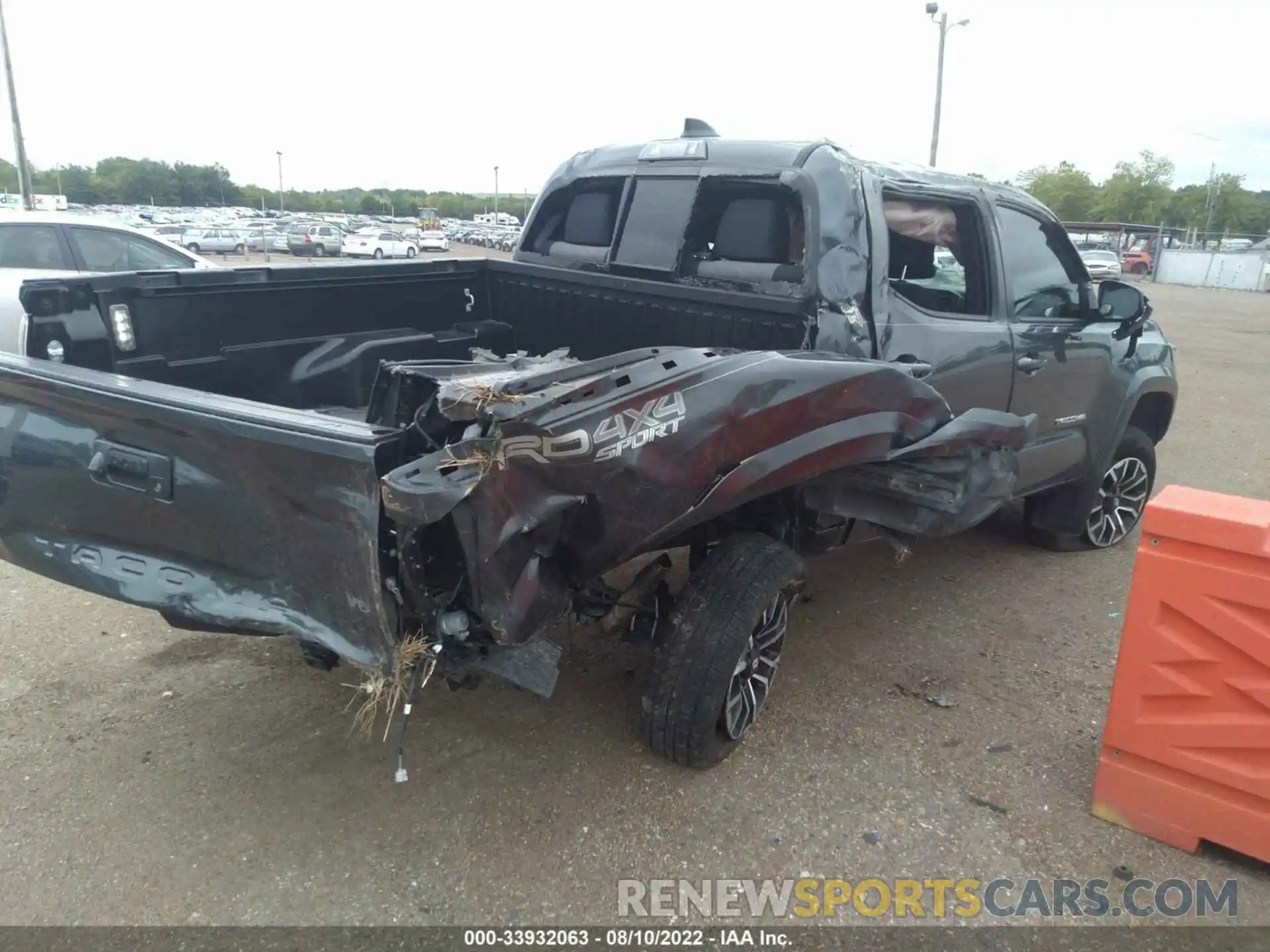 4 Photograph of a damaged car 3TMCZ5AN1MM397165 TOYOTA TACOMA 4WD 2021