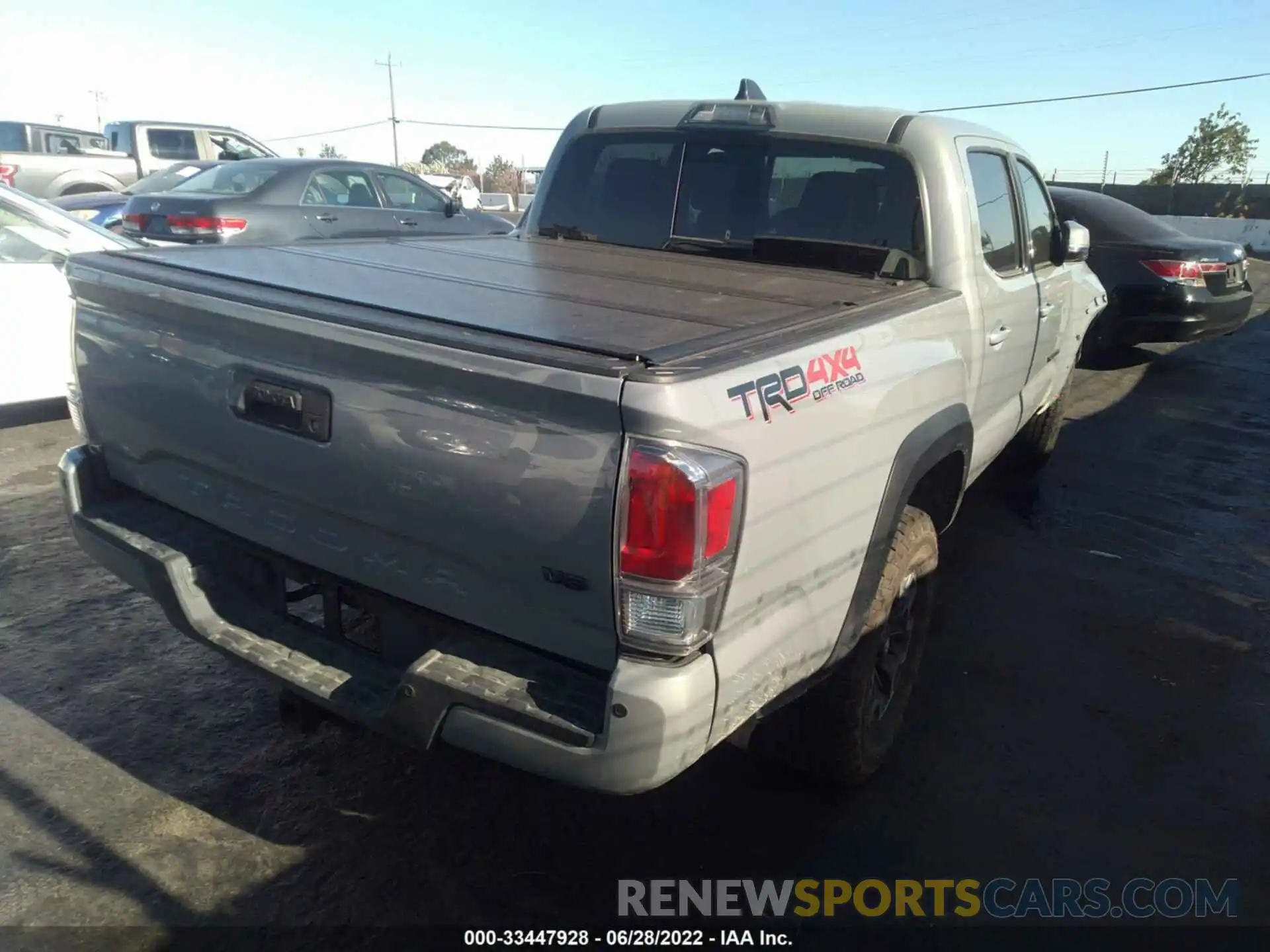 4 Photograph of a damaged car 3TMCZ5AN2MM372937 TOYOTA TACOMA 4WD 2021