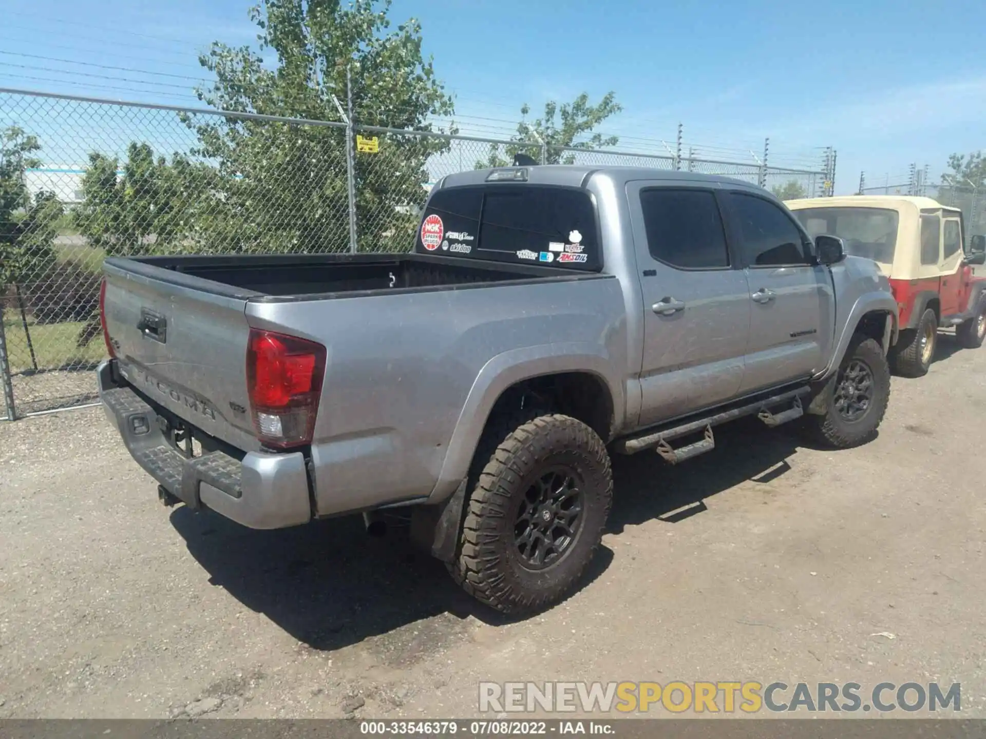 4 Photograph of a damaged car 3TMCZ5AN3MM404651 TOYOTA TACOMA 4WD 2021