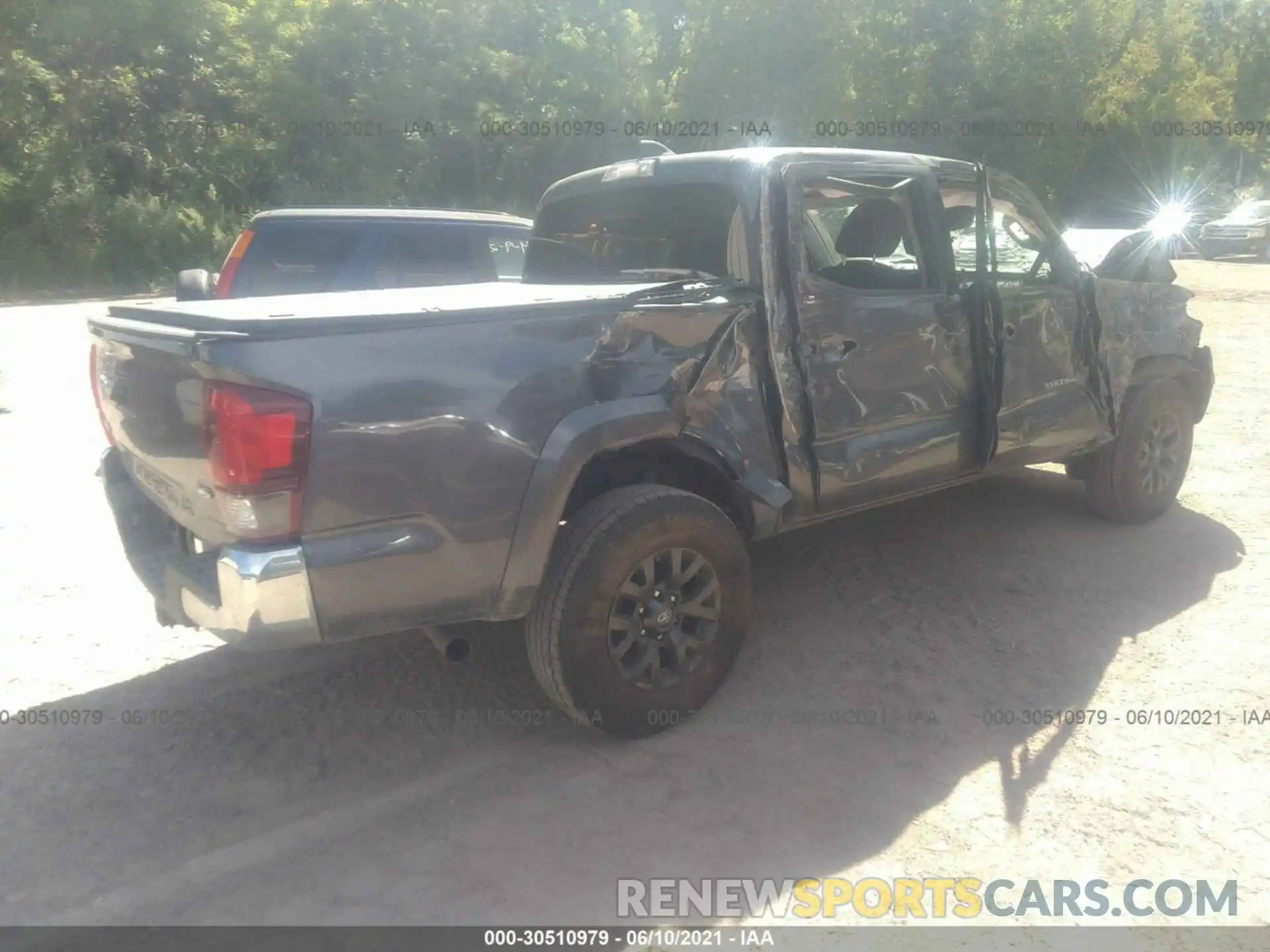 4 Photograph of a damaged car 3TMCZ5AN4MM385463 TOYOTA TACOMA 4WD 2021