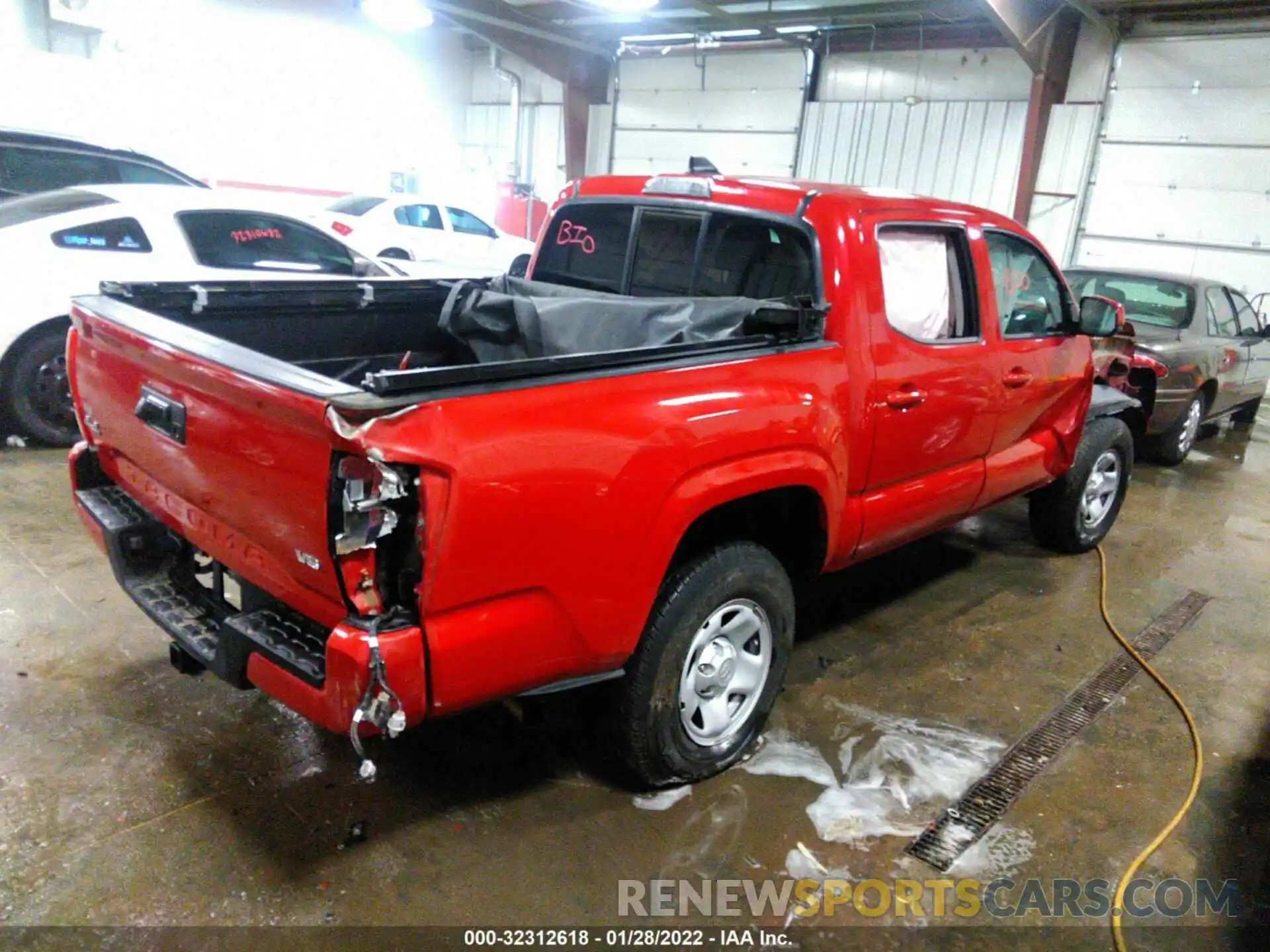 4 Photograph of a damaged car 3TMCZ5AN4MM386399 TOYOTA TACOMA 4WD 2021