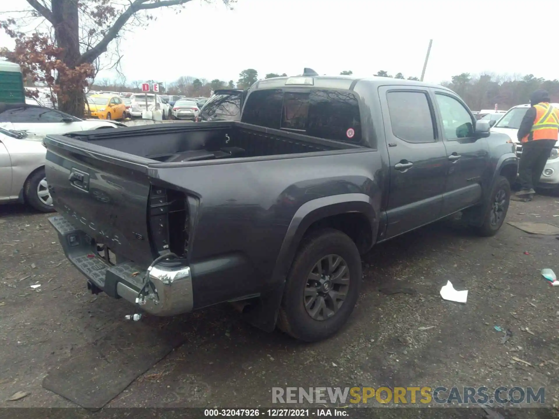 4 Photograph of a damaged car 3TMCZ5AN4MM387830 TOYOTA TACOMA 4WD 2021