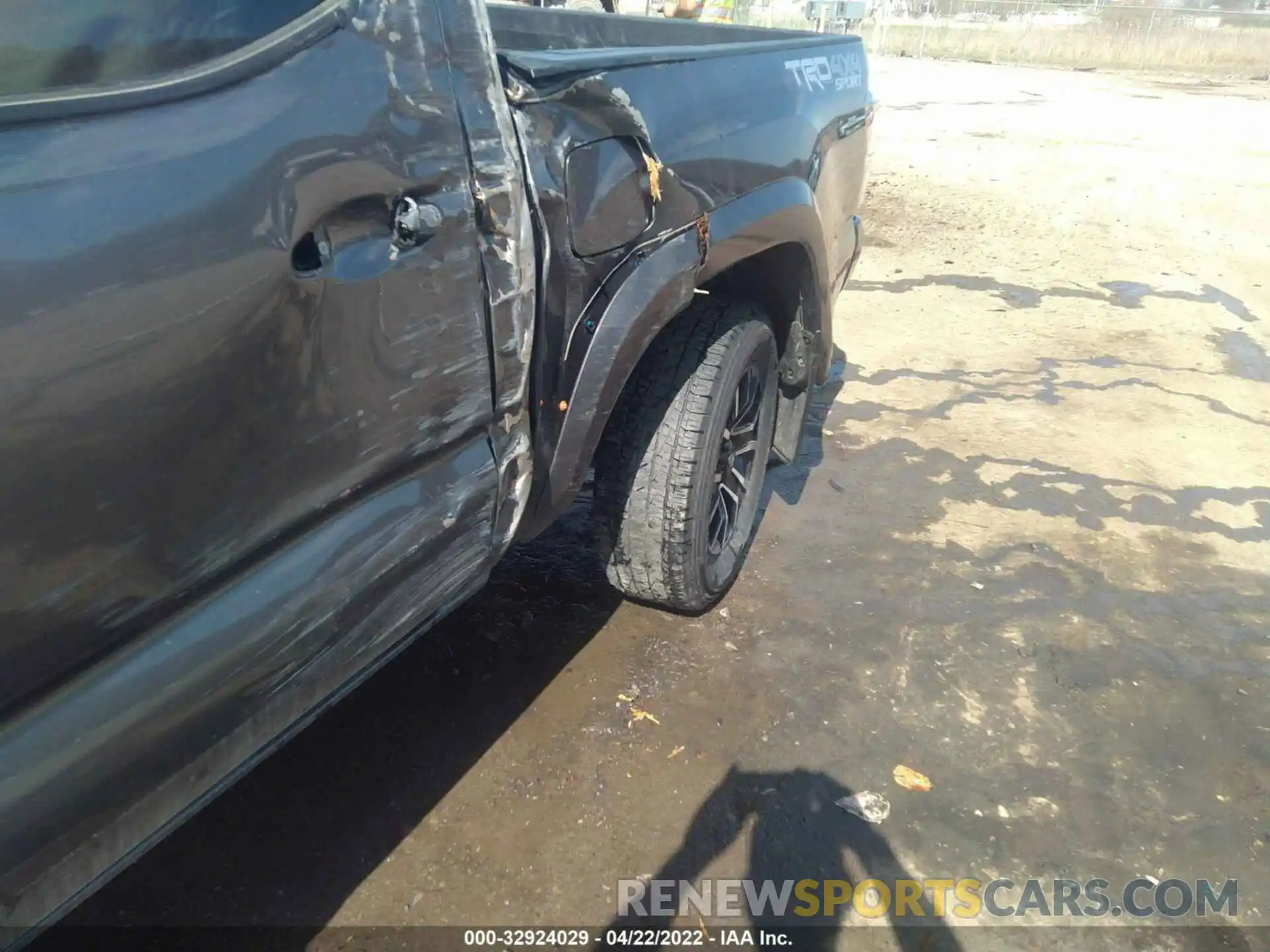 6 Photograph of a damaged car 3TMCZ5AN4MM412810 TOYOTA TACOMA 4WD 2021