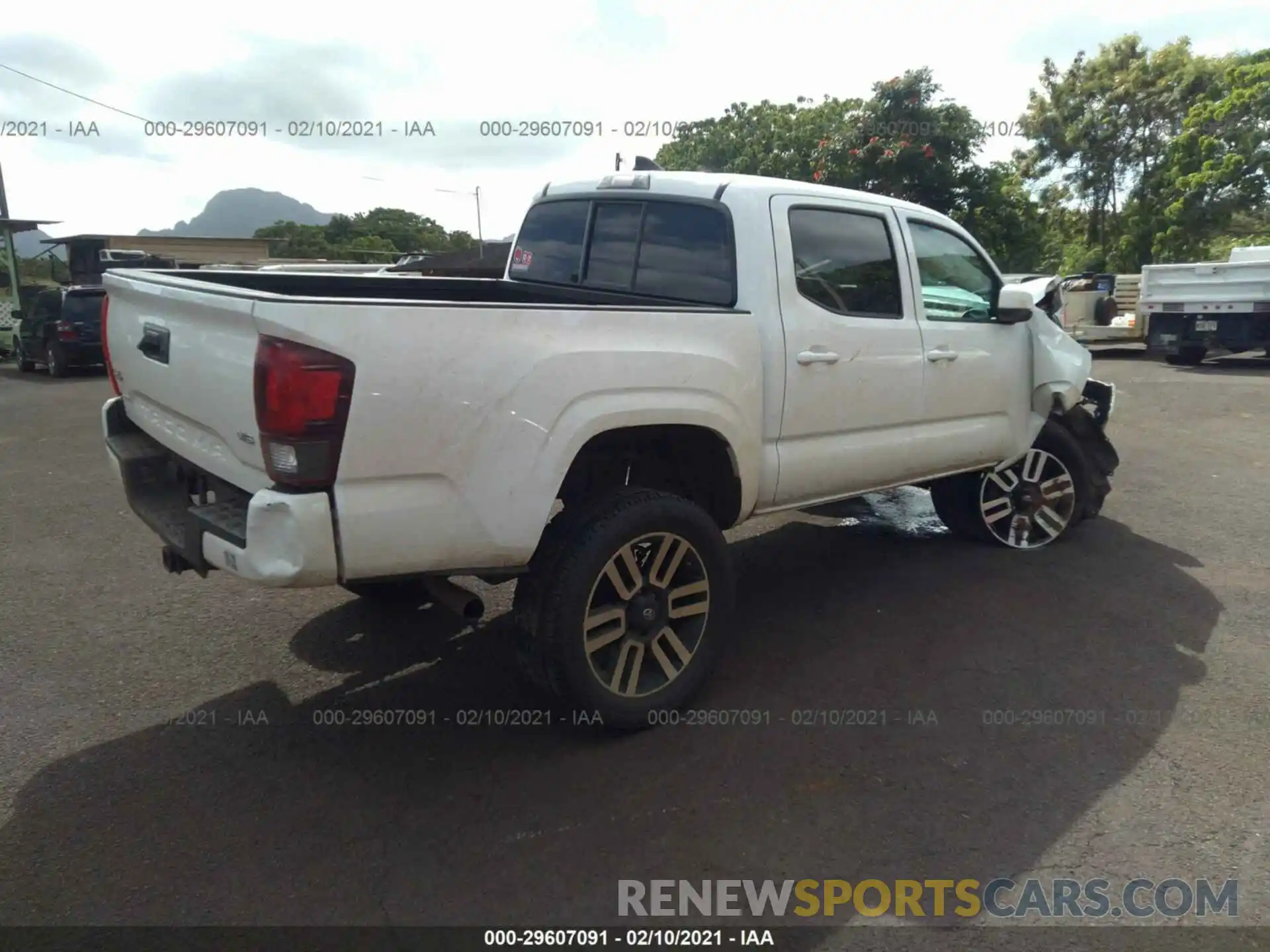 4 Photograph of a damaged car 3TMCZ5AN5MM375783 TOYOTA TACOMA 4WD 2021