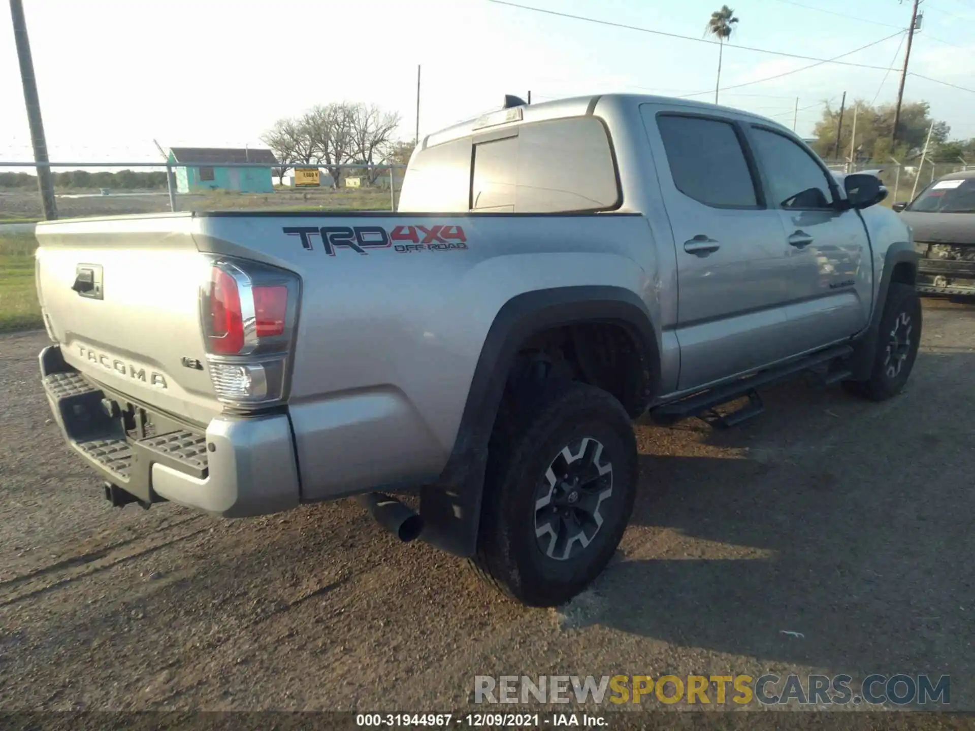 4 Фотография поврежденного автомобиля 3TMCZ5AN5MM395791 TOYOTA TACOMA 4WD 2021