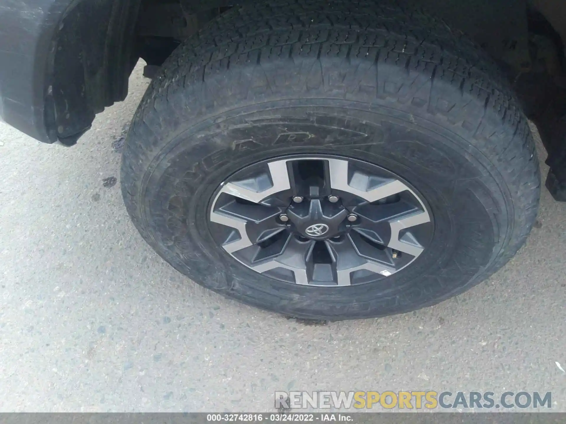 13 Photograph of a damaged car 3TMCZ5AN5MM422925 TOYOTA TACOMA 4WD 2021