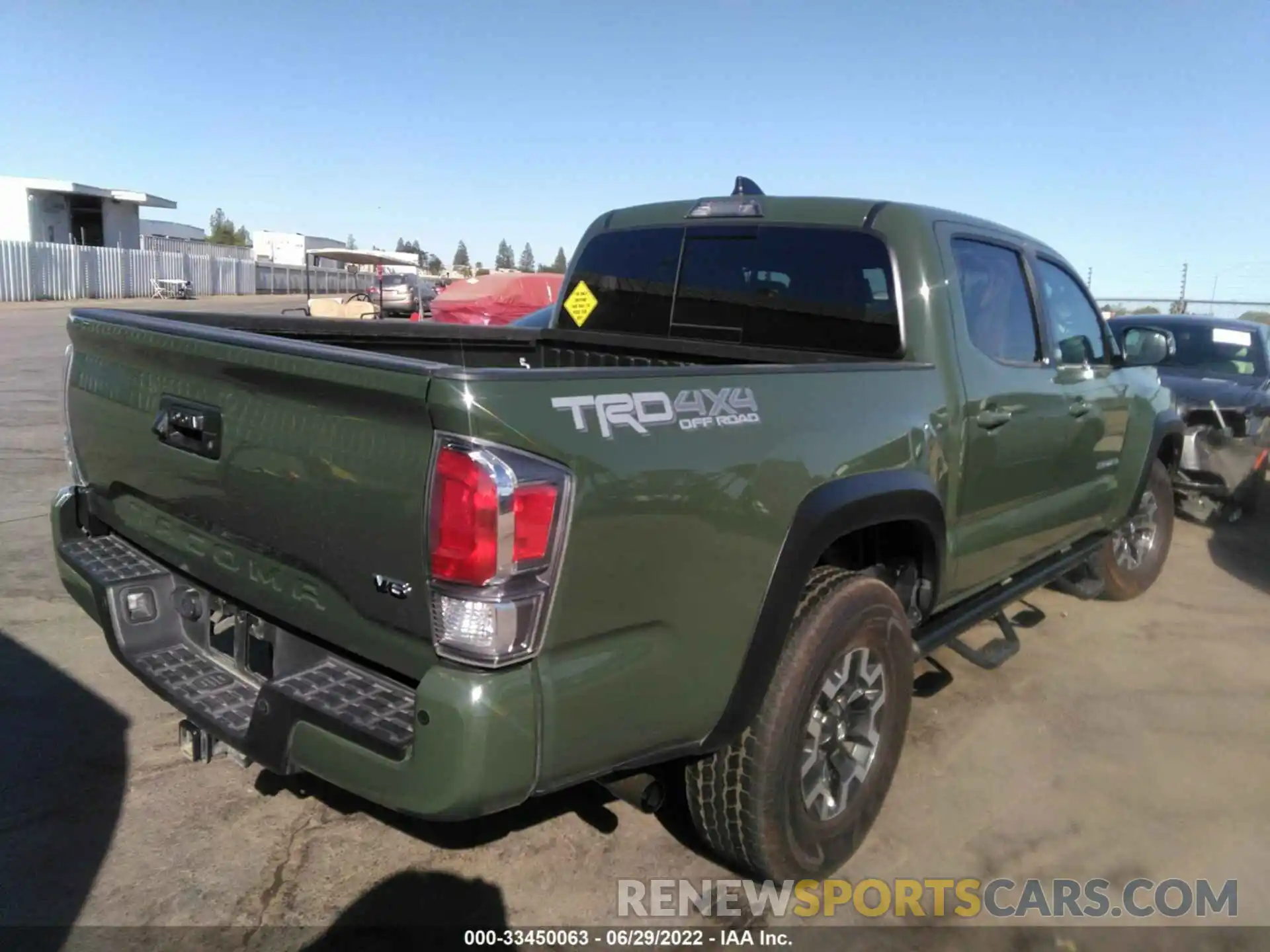 4 Photograph of a damaged car 3TMCZ5AN5MM432693 TOYOTA TACOMA 4WD 2021