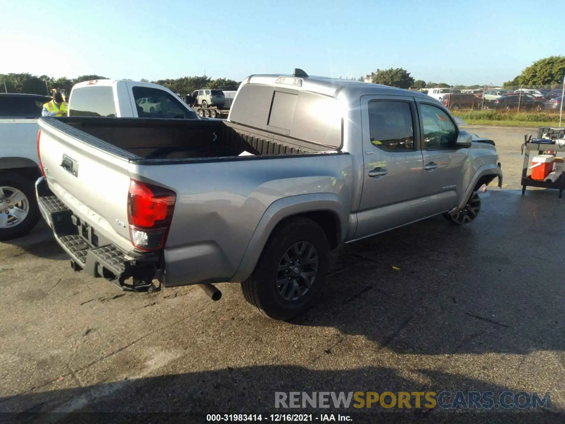 4 Photograph of a damaged car 3TMCZ5AN7MM371234 TOYOTA TACOMA 4WD 2021