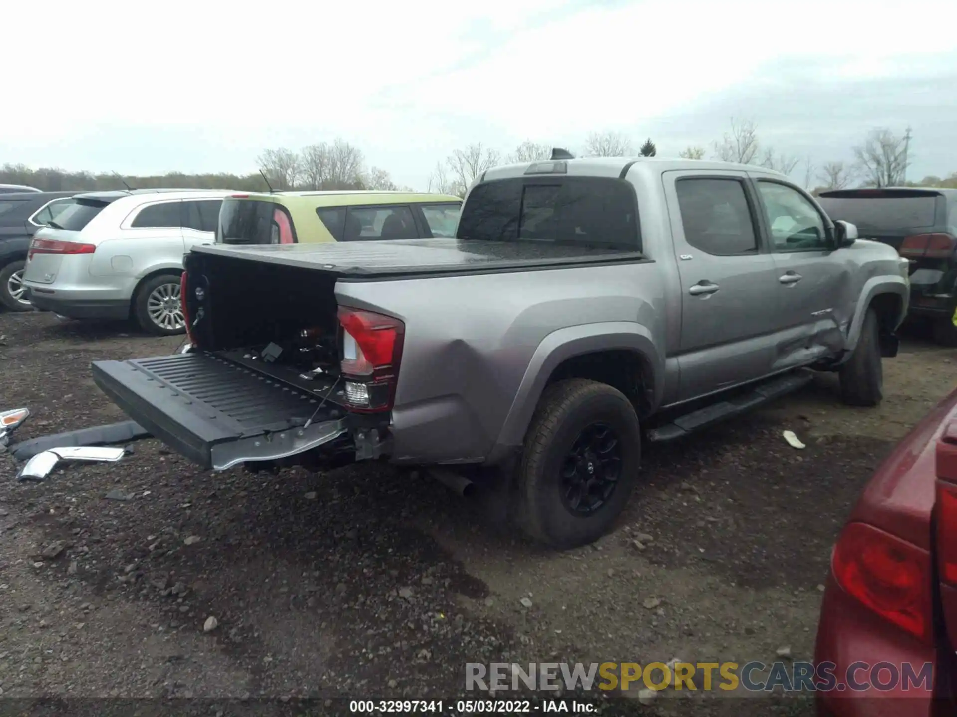 4 Photograph of a damaged car 3TMCZ5AN7MM422411 TOYOTA TACOMA 4WD 2021