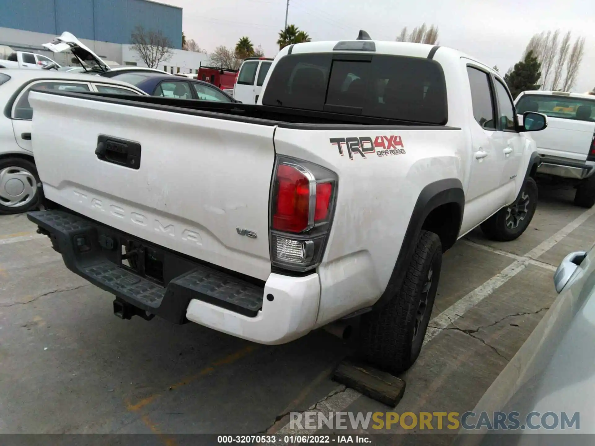 4 Photograph of a damaged car 3TMCZ5AN8MM393713 TOYOTA TACOMA 4WD 2021