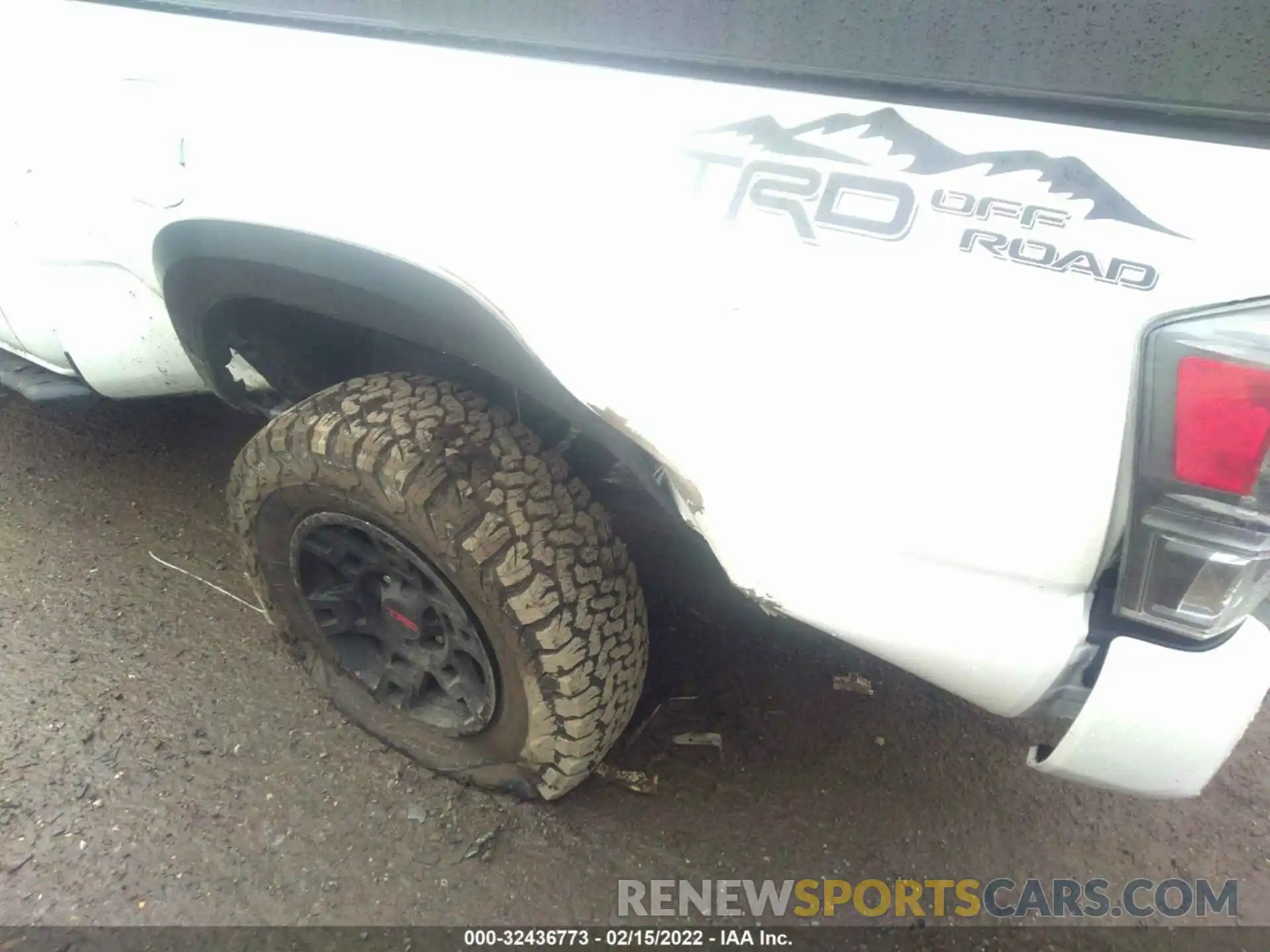 6 Photograph of a damaged car 3TMDZ5BN2MM109284 TOYOTA TACOMA 4WD 2021