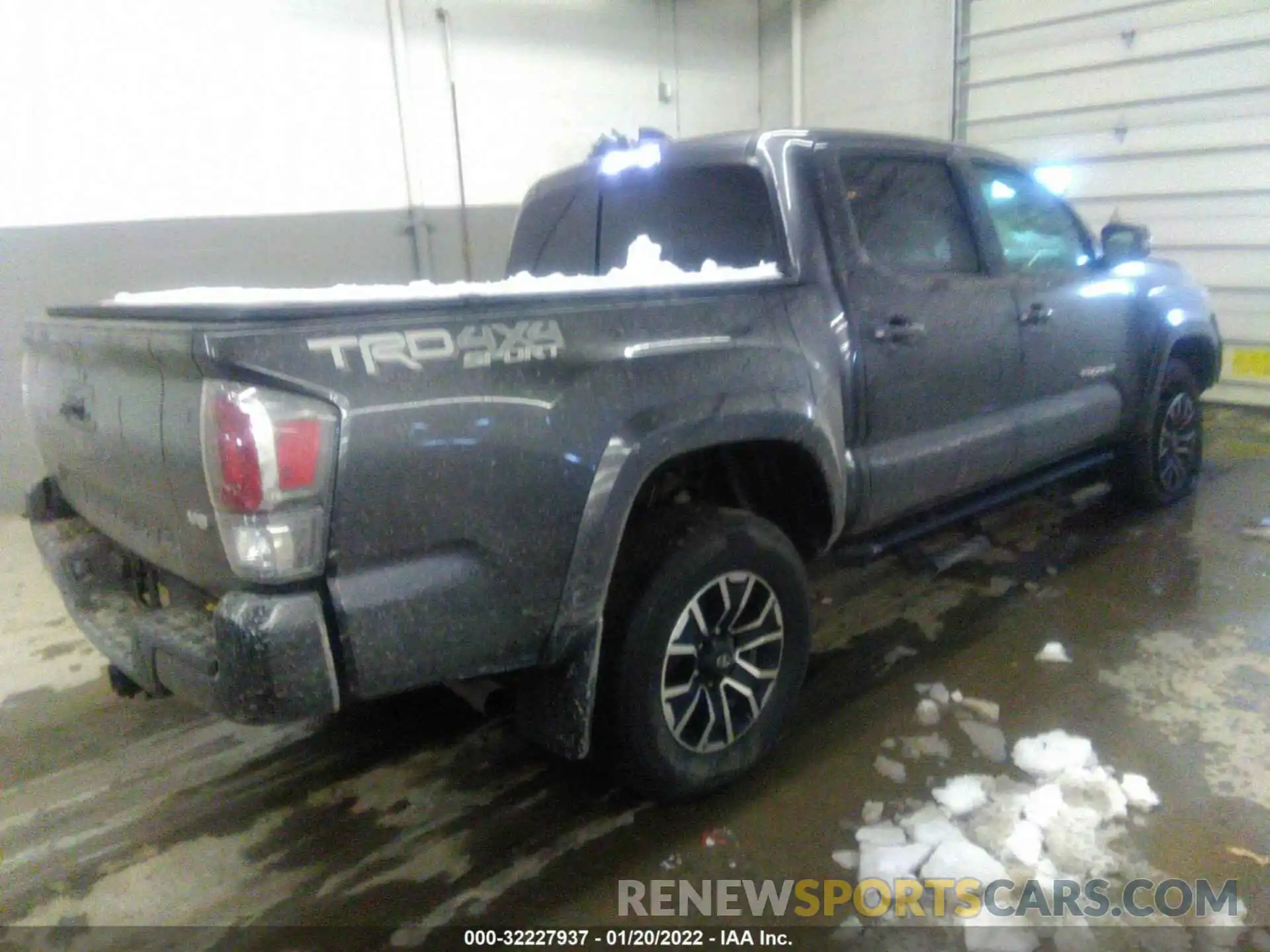 4 Photograph of a damaged car 3TYCZ5AN0MT028348 TOYOTA TACOMA 4WD 2021