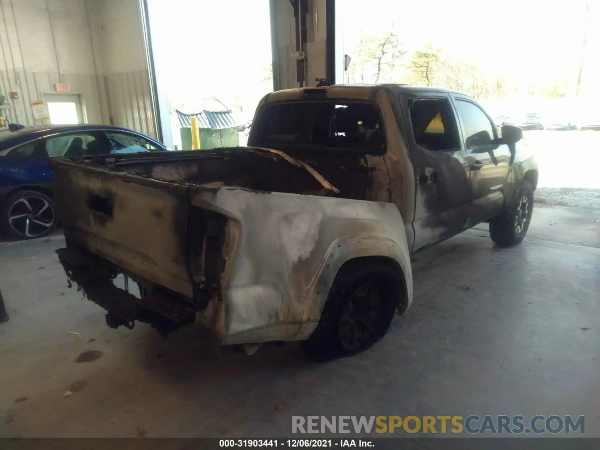 4 Photograph of a damaged car 3TYCZ5AN2MT027105 TOYOTA TACOMA 4WD 2021