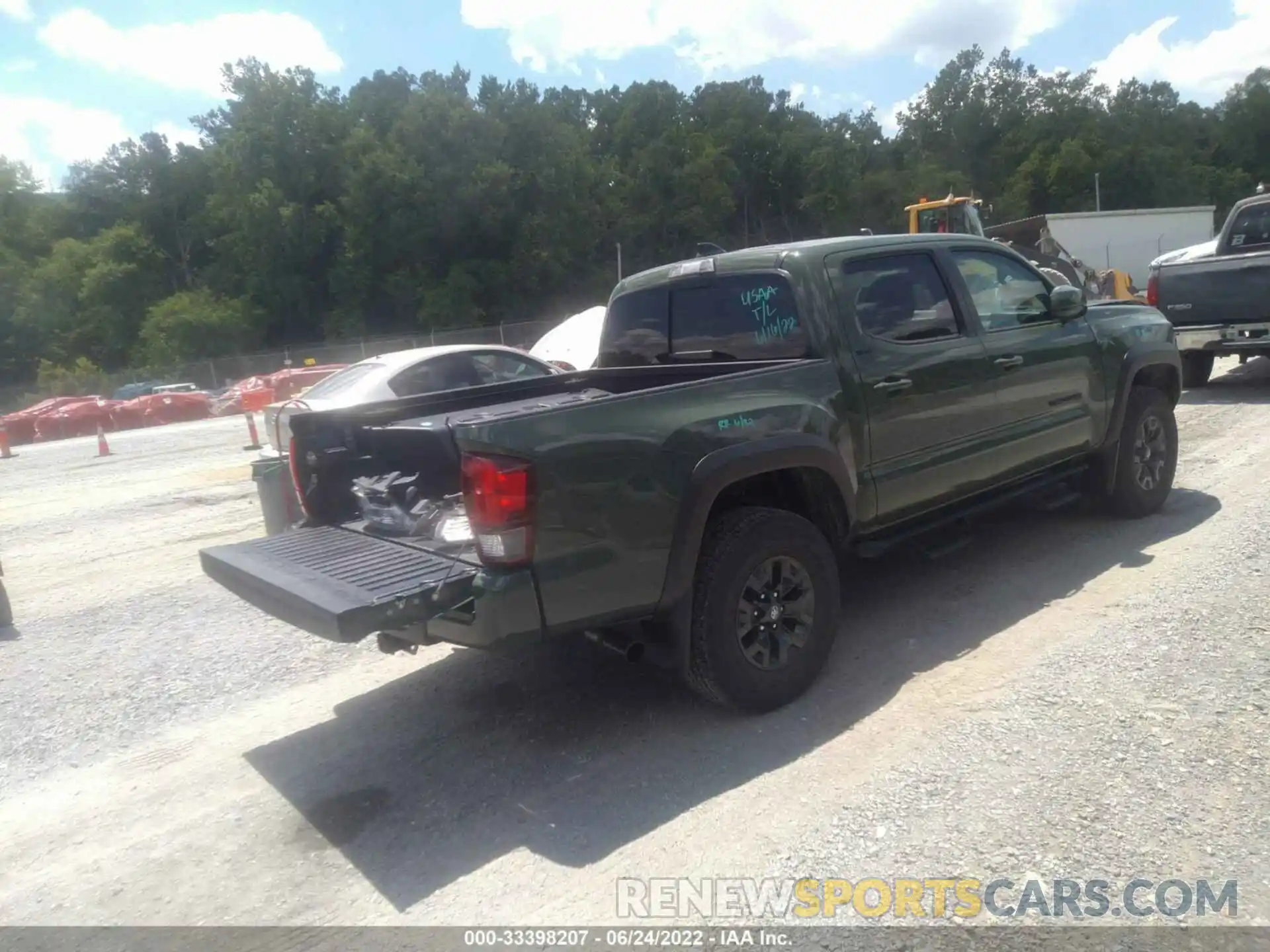 4 Photograph of a damaged car 3TYCZ5AN5MT013683 TOYOTA TACOMA 4WD 2021