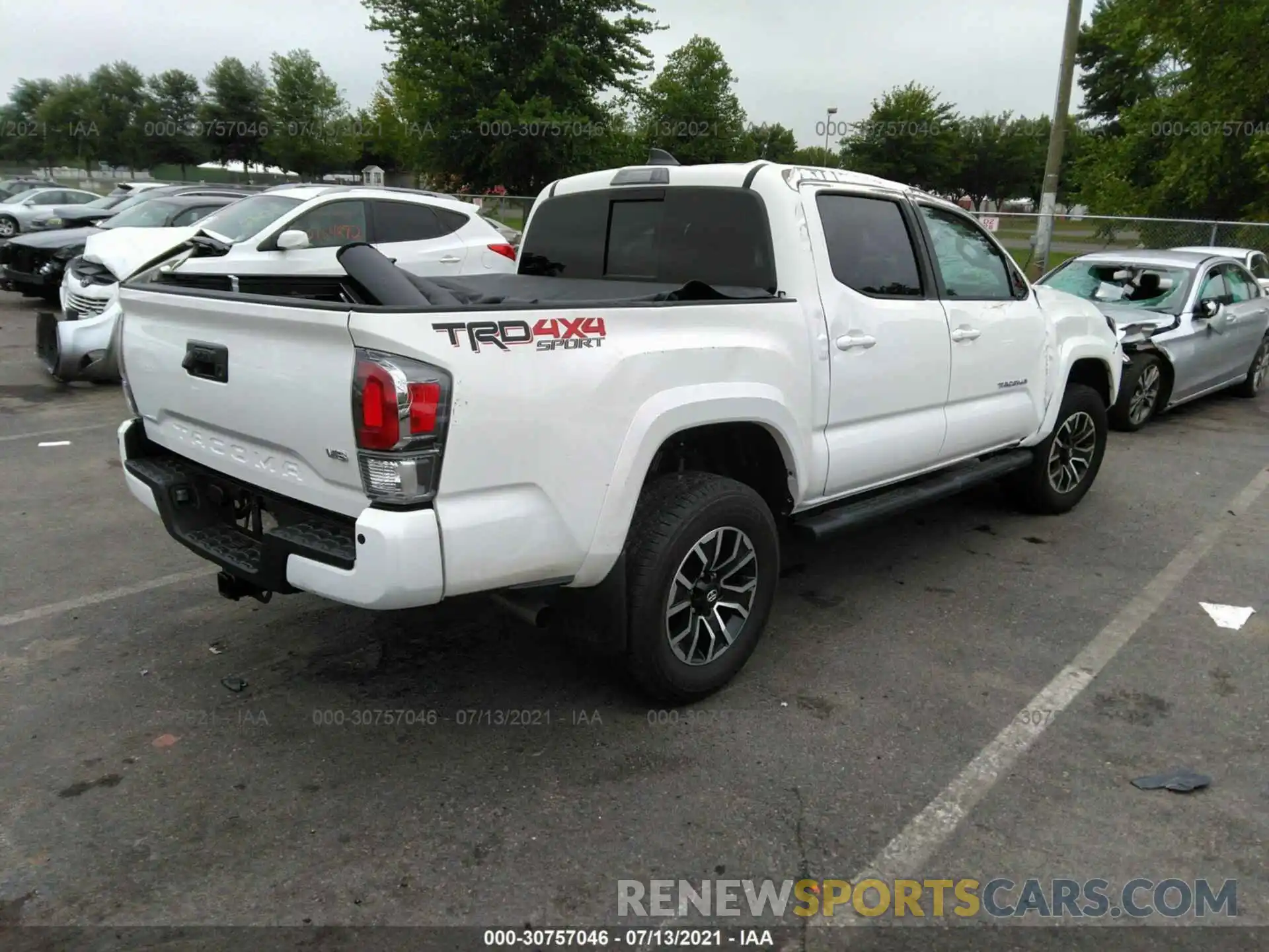 4 Photograph of a damaged car 3TYCZ5AN7MT032204 TOYOTA TACOMA 4WD 2021