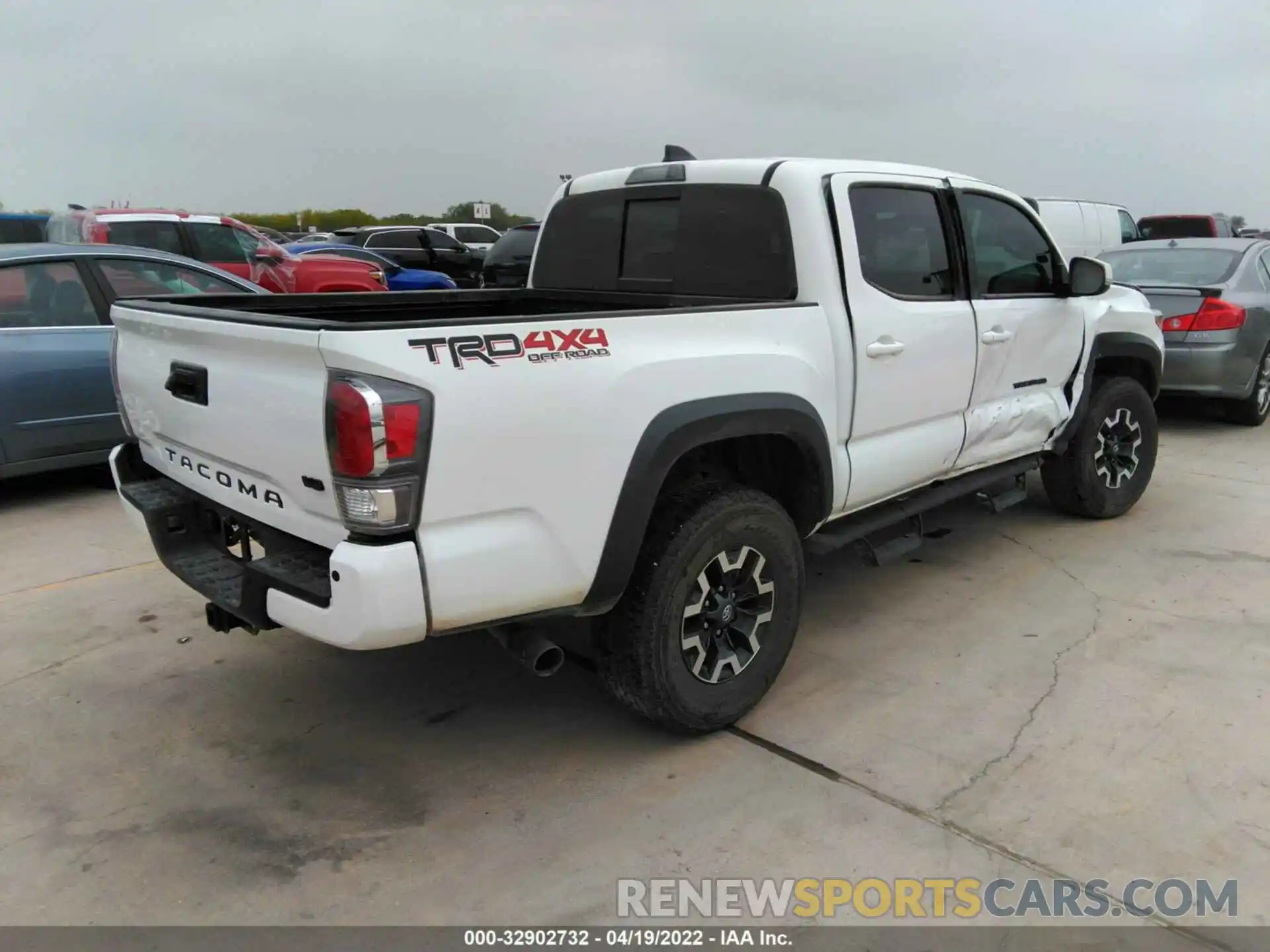 4 Photograph of a damaged car 5TFCZ5AN0MX250877 TOYOTA TACOMA 4WD 2021