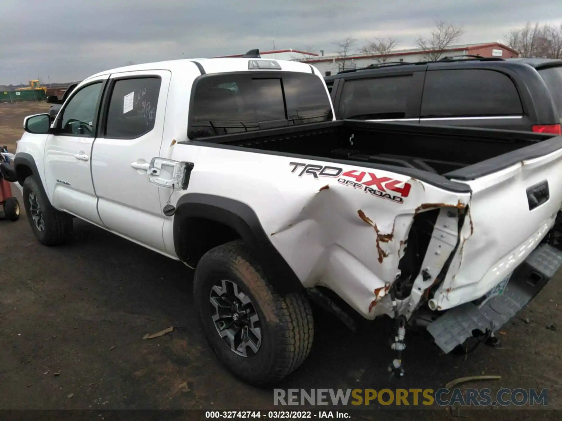 3 Фотография поврежденного автомобиля 5TFCZ5AN1MX260270 TOYOTA TACOMA 4WD 2021