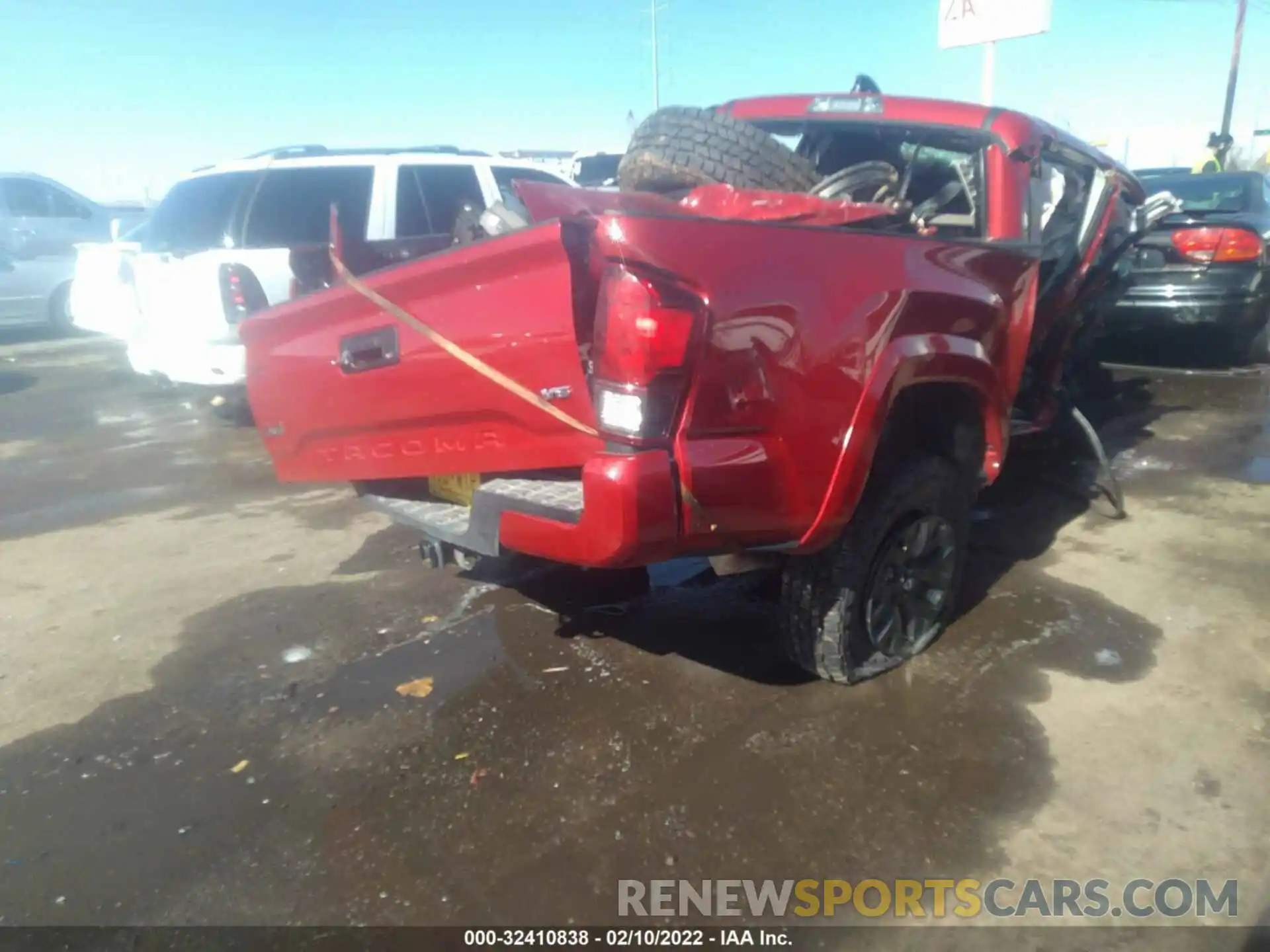 4 Photograph of a damaged car 5TFCZ5AN2MX265977 TOYOTA TACOMA 4WD 2021