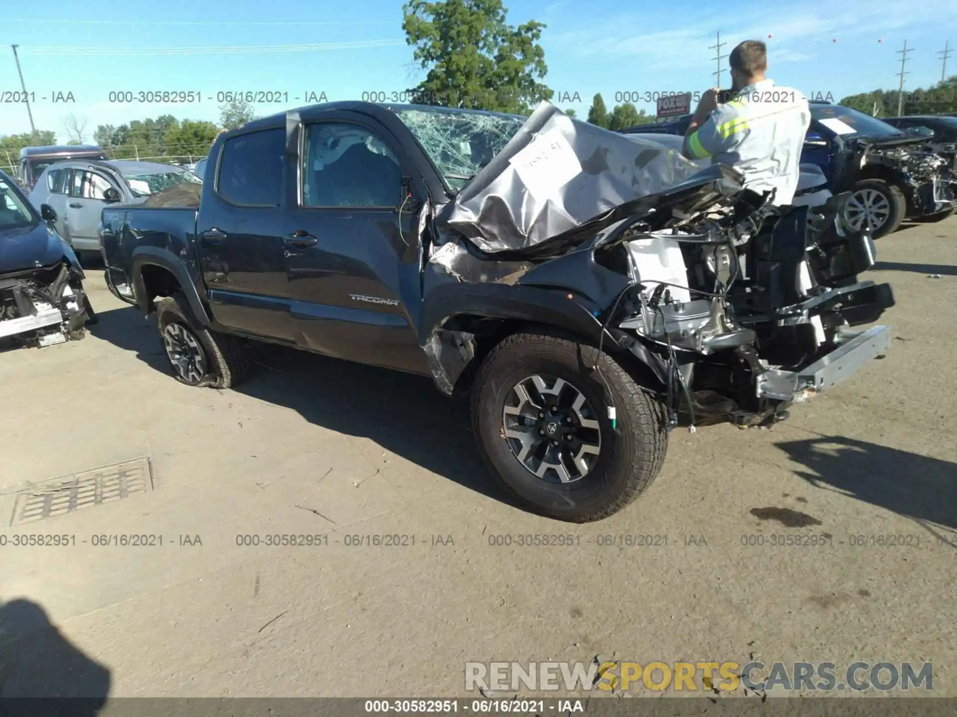 1 Photograph of a damaged car 5TFCZ5AN6MX264637 TOYOTA TACOMA 4WD 2021