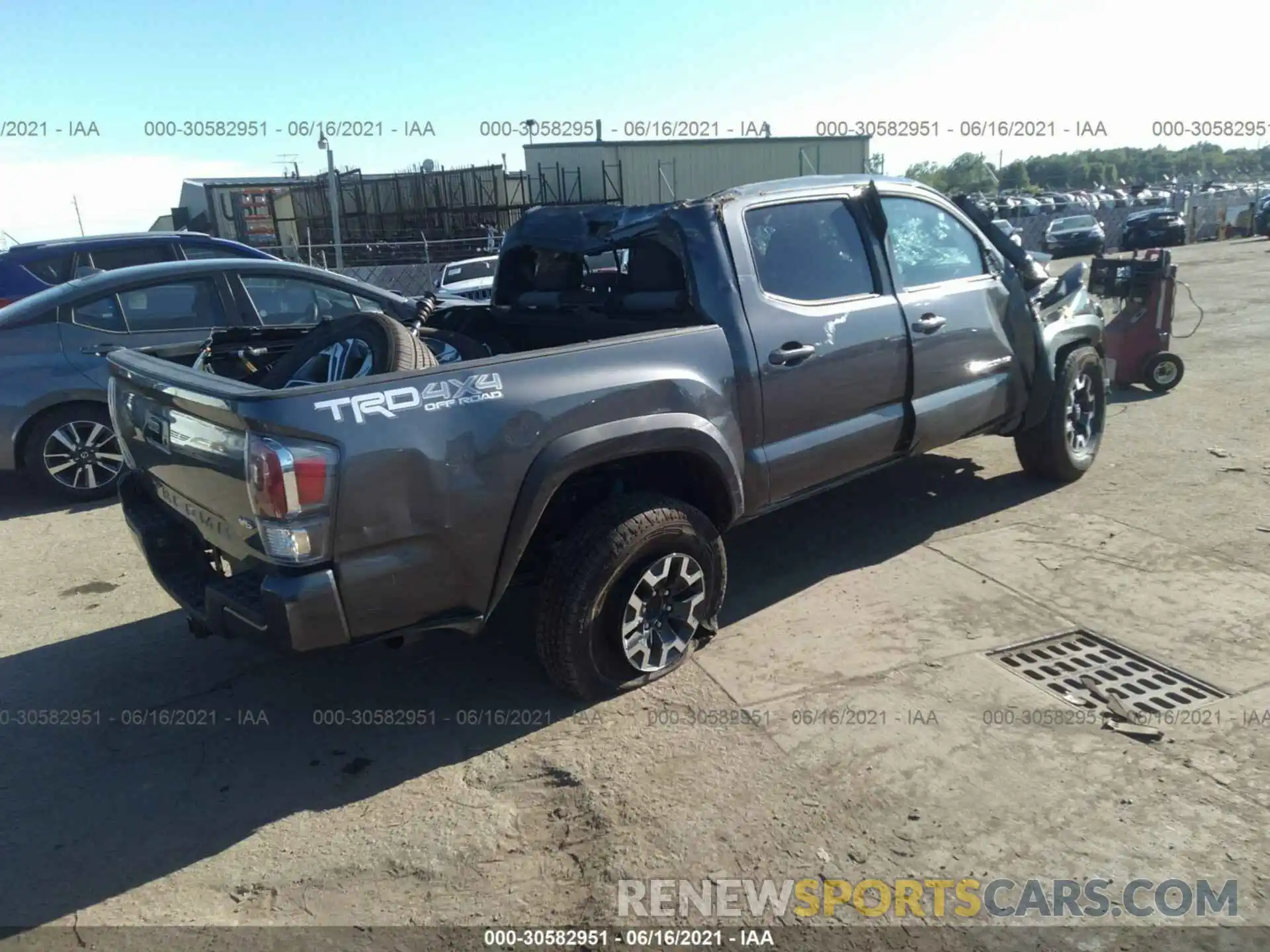 4 Фотография поврежденного автомобиля 5TFCZ5AN6MX264637 TOYOTA TACOMA 4WD 2021