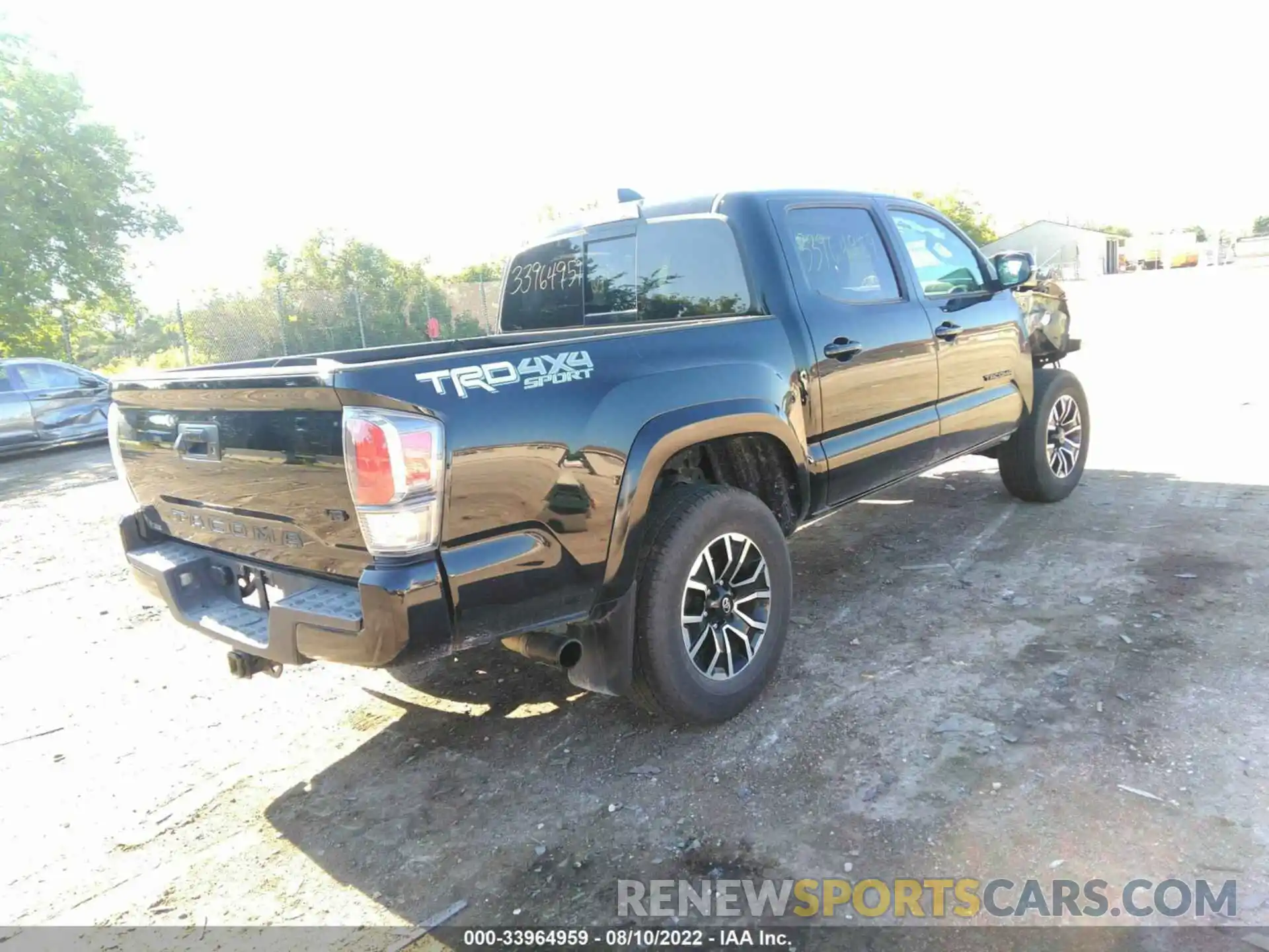 4 Photograph of a damaged car 5TFCZ5AN6MX277503 TOYOTA TACOMA 4WD 2021