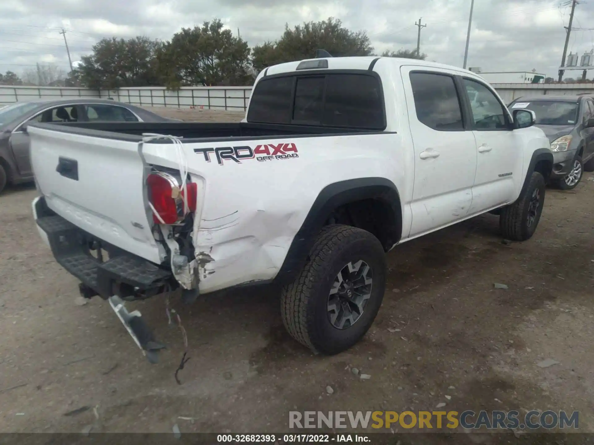 4 Фотография поврежденного автомобиля 5TFCZ5AN7MX271614 TOYOTA TACOMA 4WD 2021