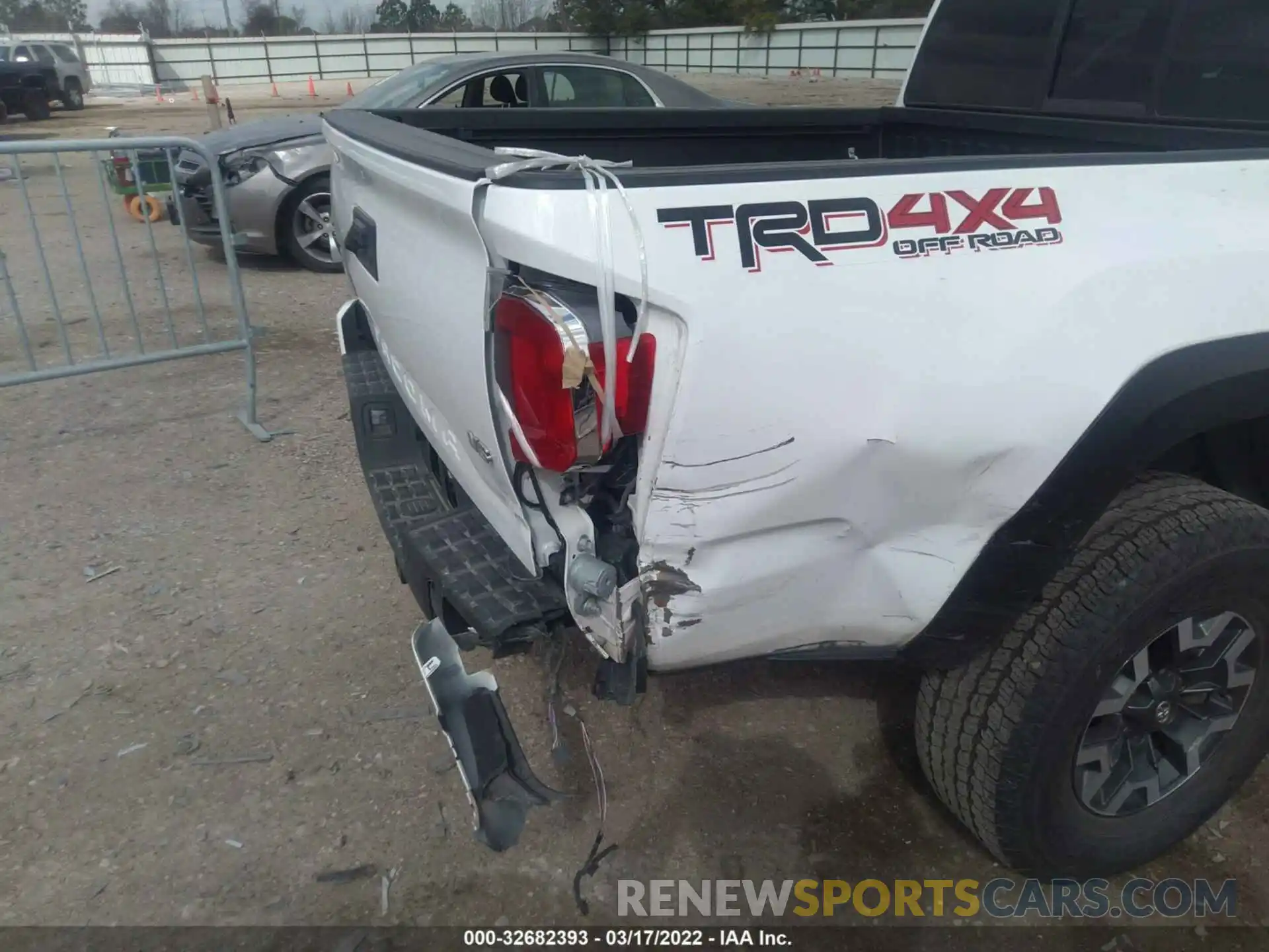 6 Photograph of a damaged car 5TFCZ5AN7MX271614 TOYOTA TACOMA 4WD 2021