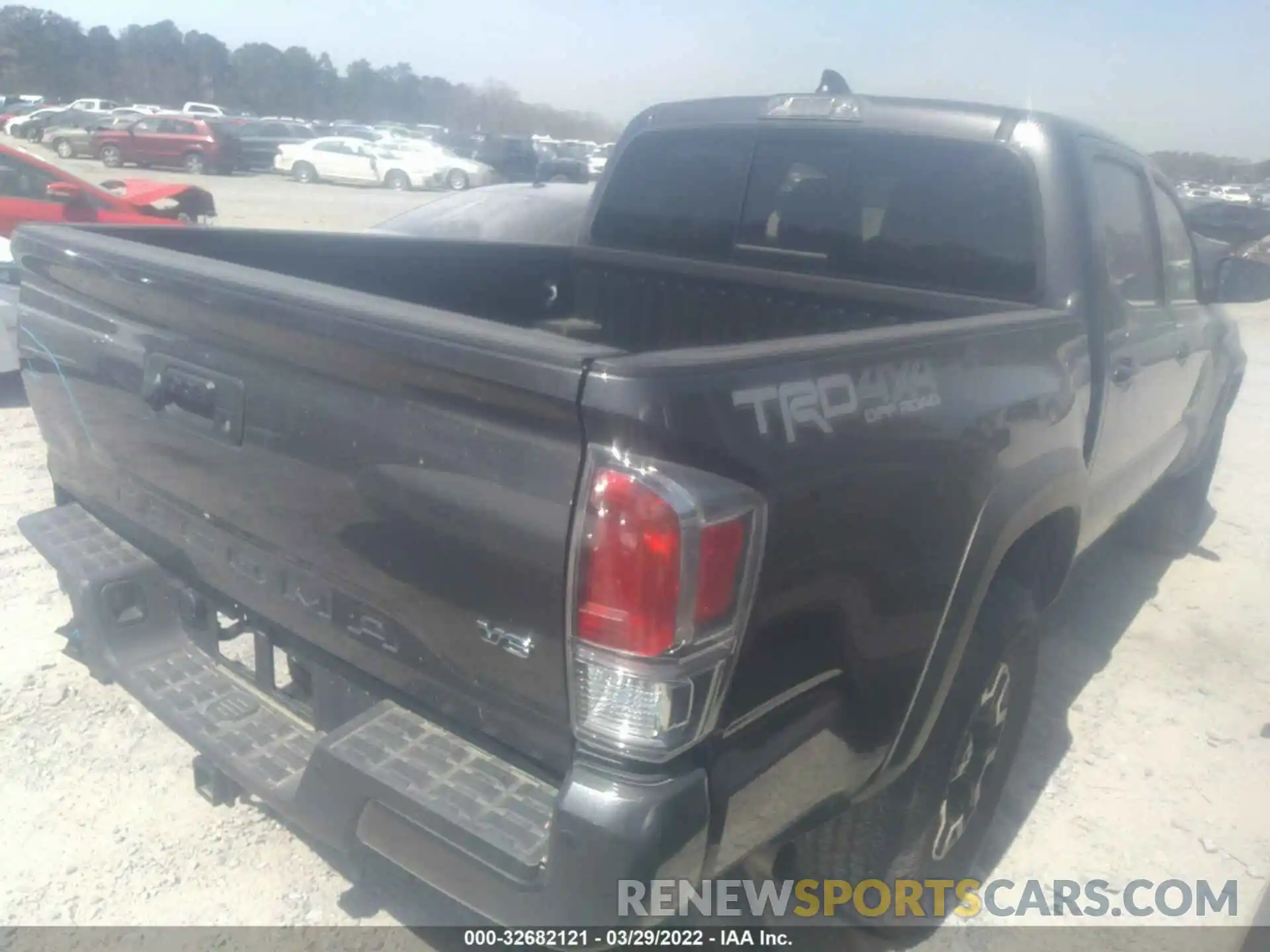 4 Photograph of a damaged car 5TFCZ5AN8MX264378 TOYOTA TACOMA 4WD 2021