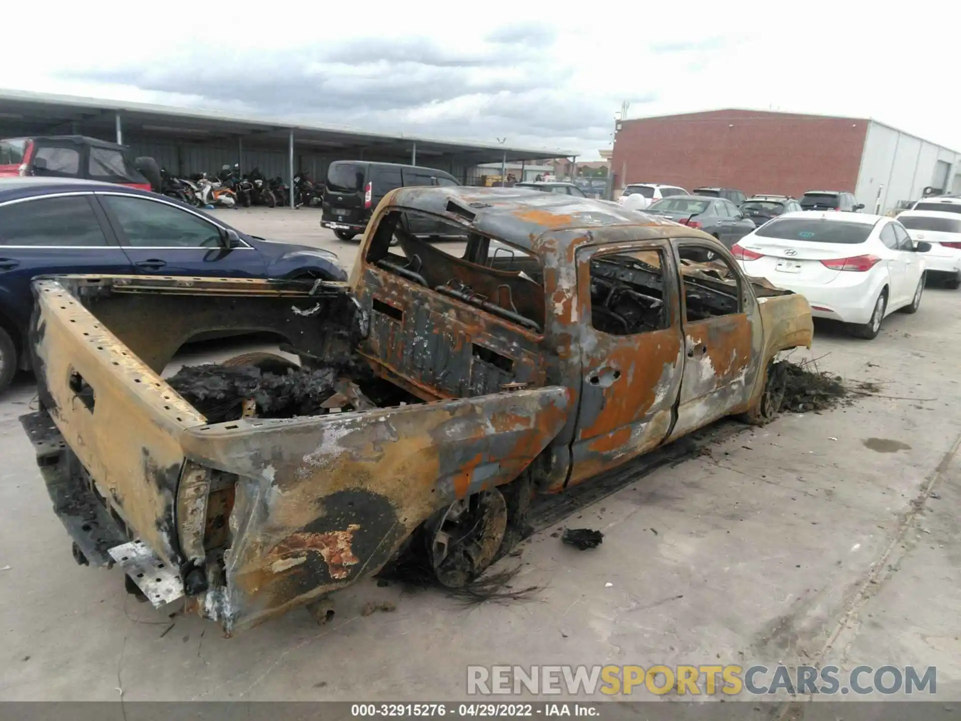 4 Photograph of a damaged car 5TFCZ5AN9MX256435 TOYOTA TACOMA 4WD 2021