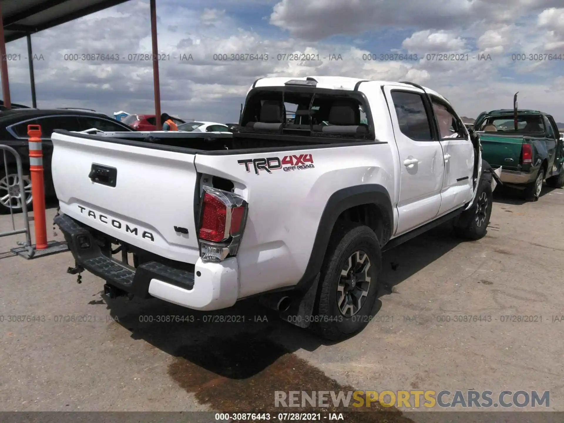 4 Photograph of a damaged car 5TFCZ5AN9MX267354 TOYOTA TACOMA 4WD 2021