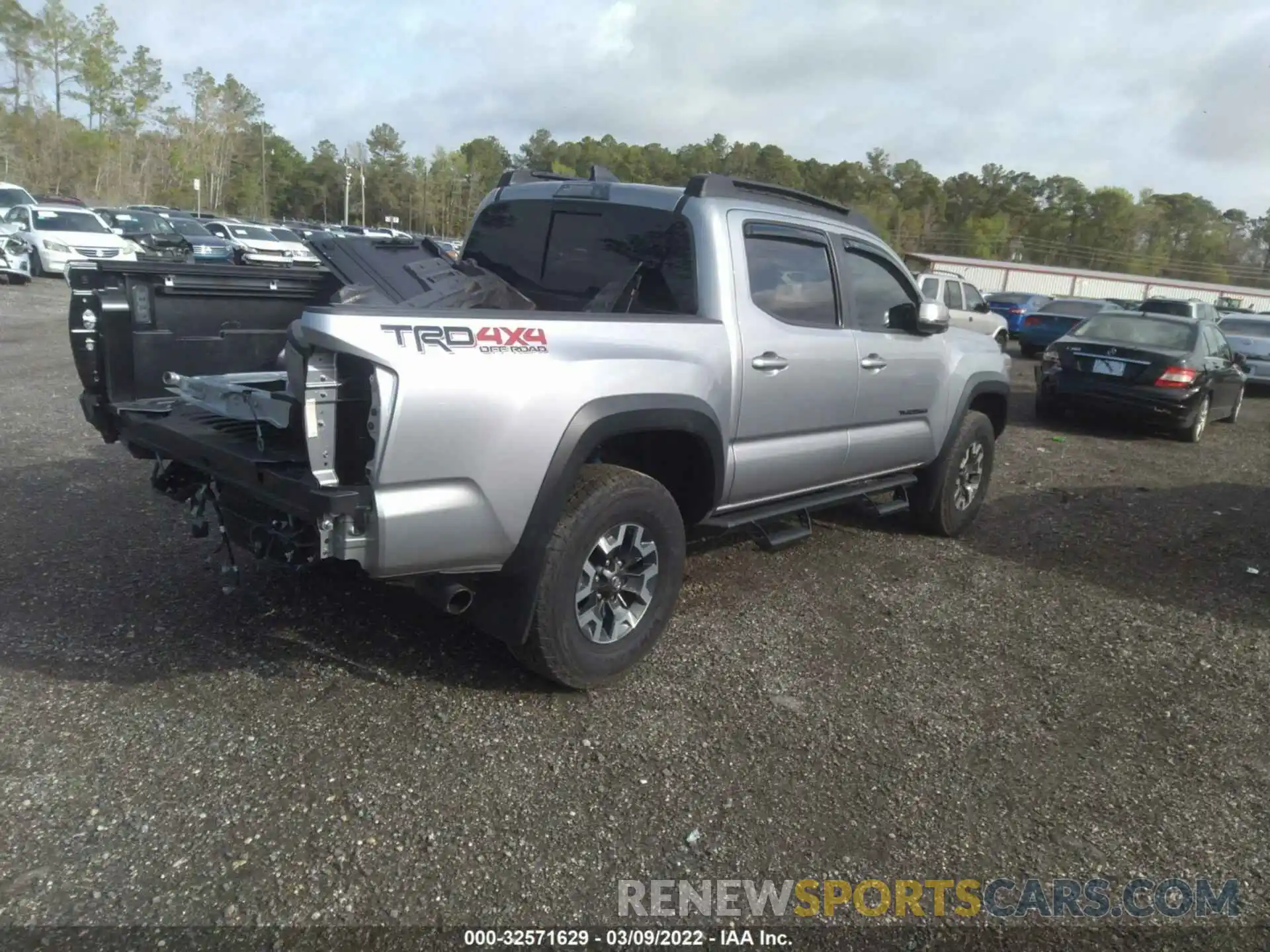 4 Фотография поврежденного автомобиля 5TFCZ5ANXMX266987 TOYOTA TACOMA 4WD 2021