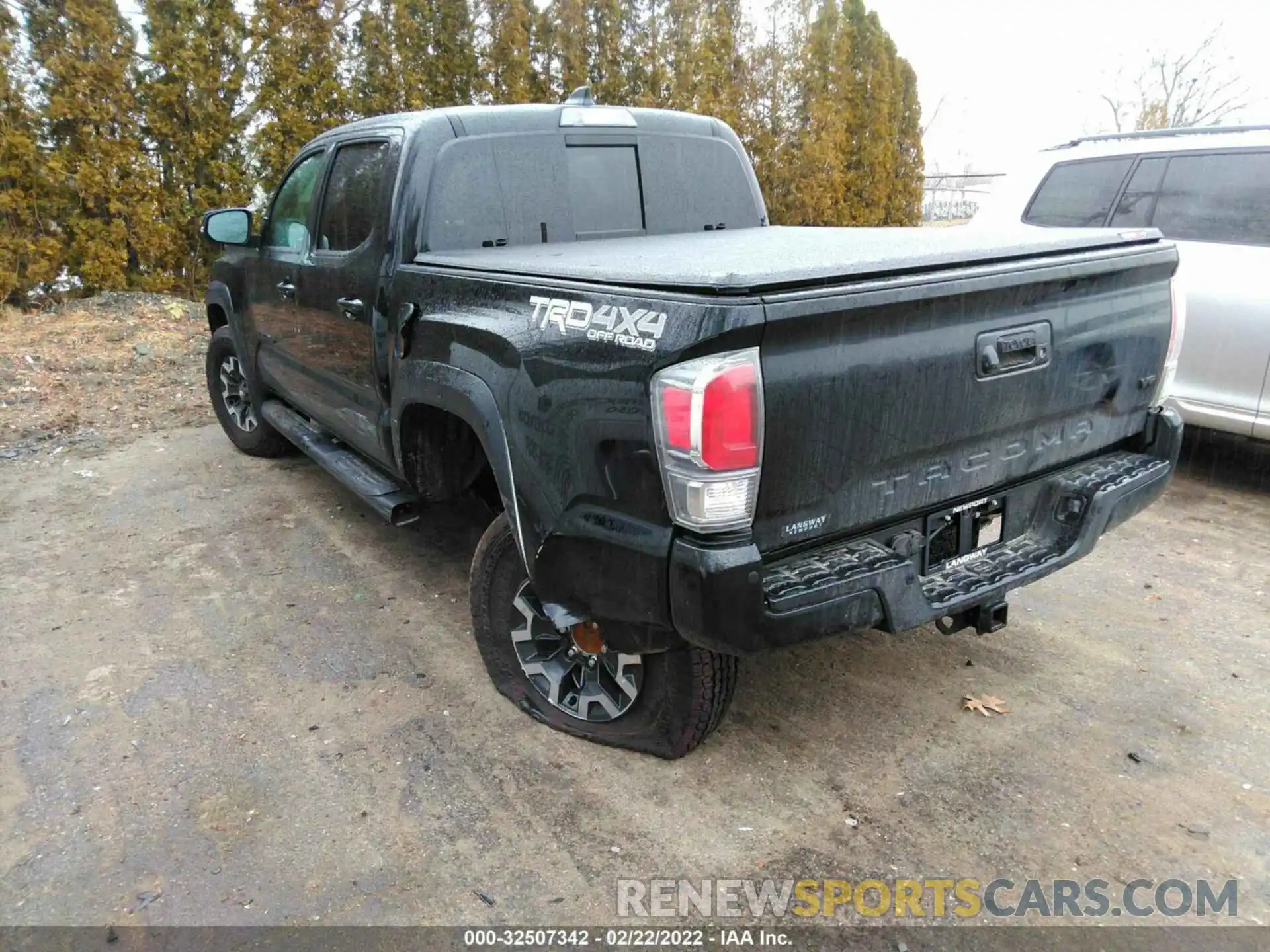 3 Photograph of a damaged car 3TMCZ5AN0NM465859 TOYOTA TACOMA 4WD 2022