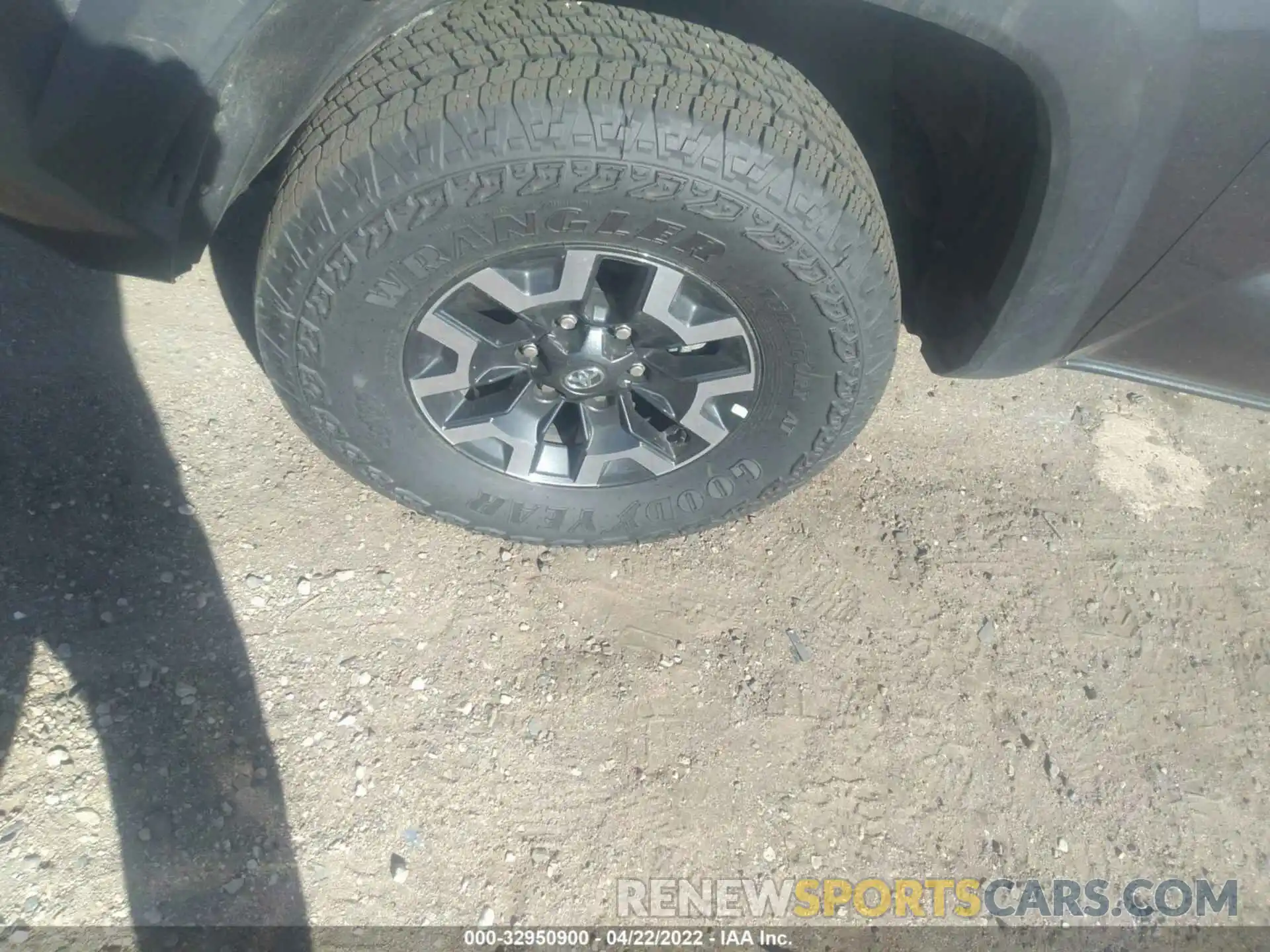 13 Photograph of a damaged car 3TMCZ5AN3NM477388 TOYOTA TACOMA 4WD 2022