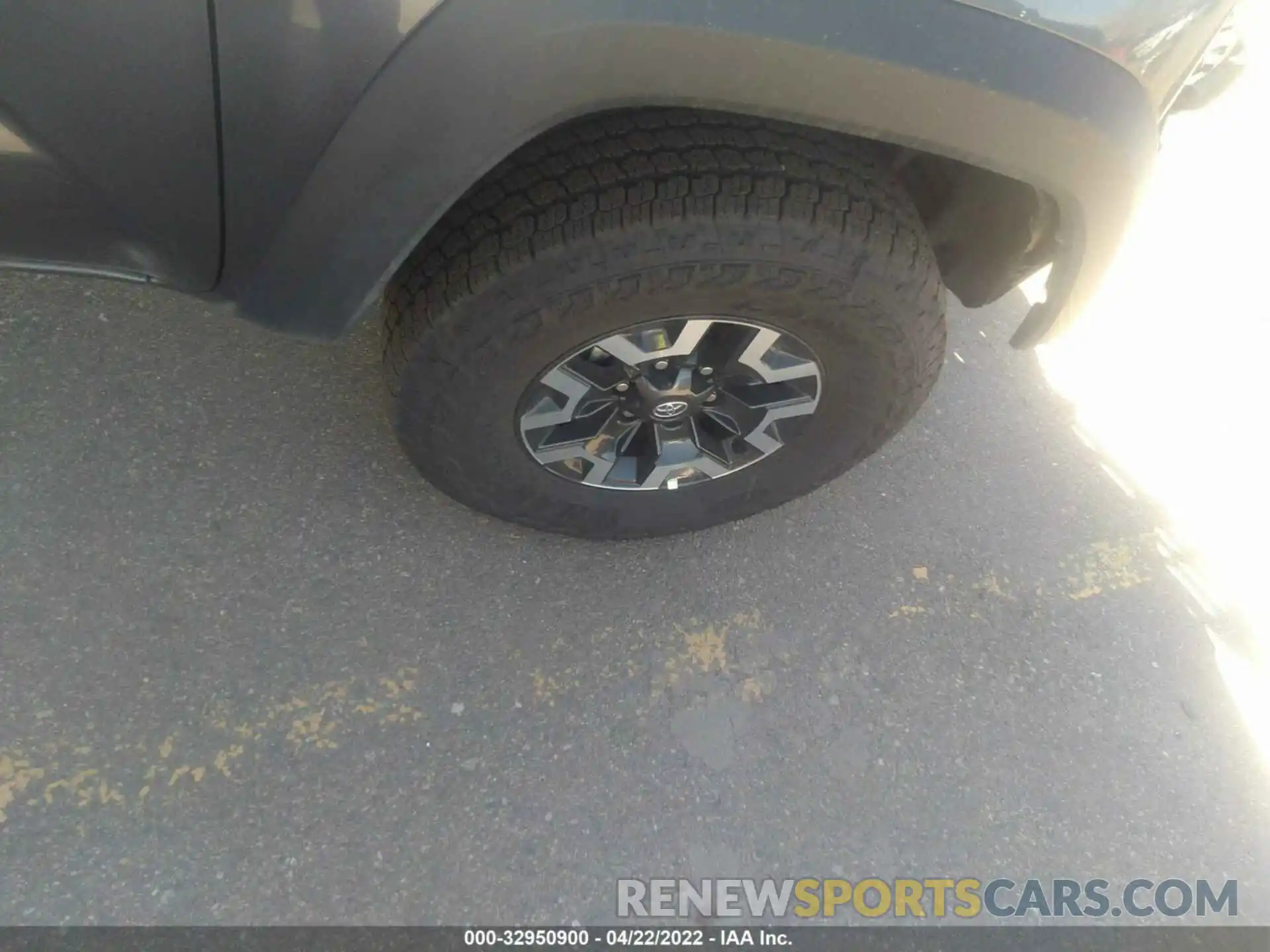 15 Photograph of a damaged car 3TMCZ5AN3NM477388 TOYOTA TACOMA 4WD 2022