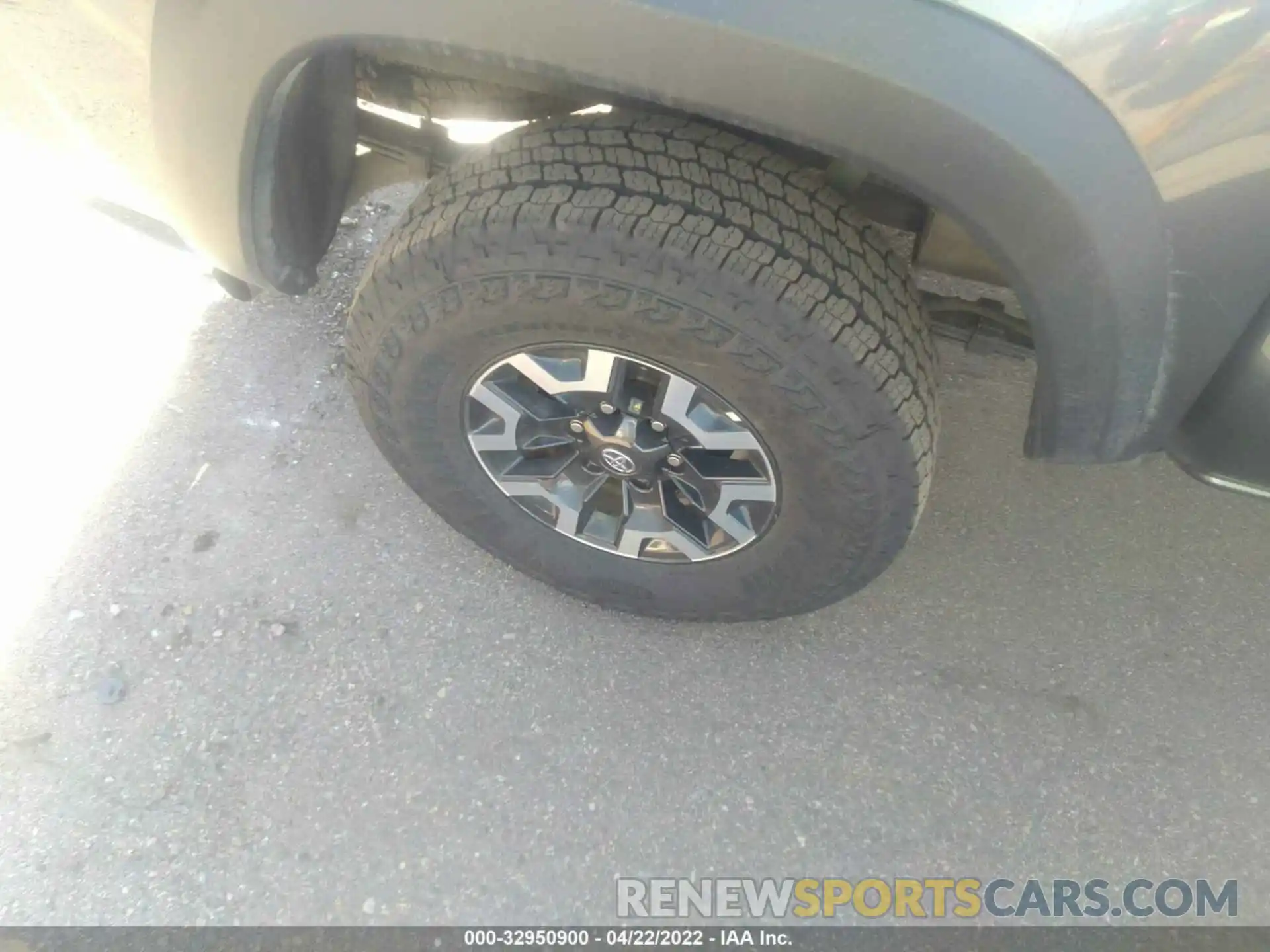 16 Photograph of a damaged car 3TMCZ5AN3NM477388 TOYOTA TACOMA 4WD 2022